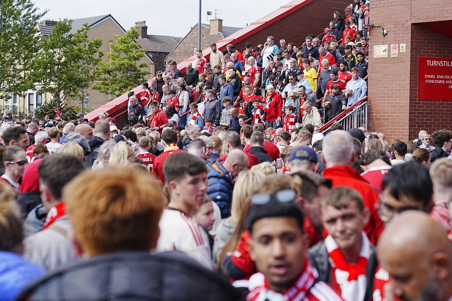 Fans verlassen das Stadion an der Anfield Road: Dort ist ein Testspiel des FC Liverpool angesetzt.