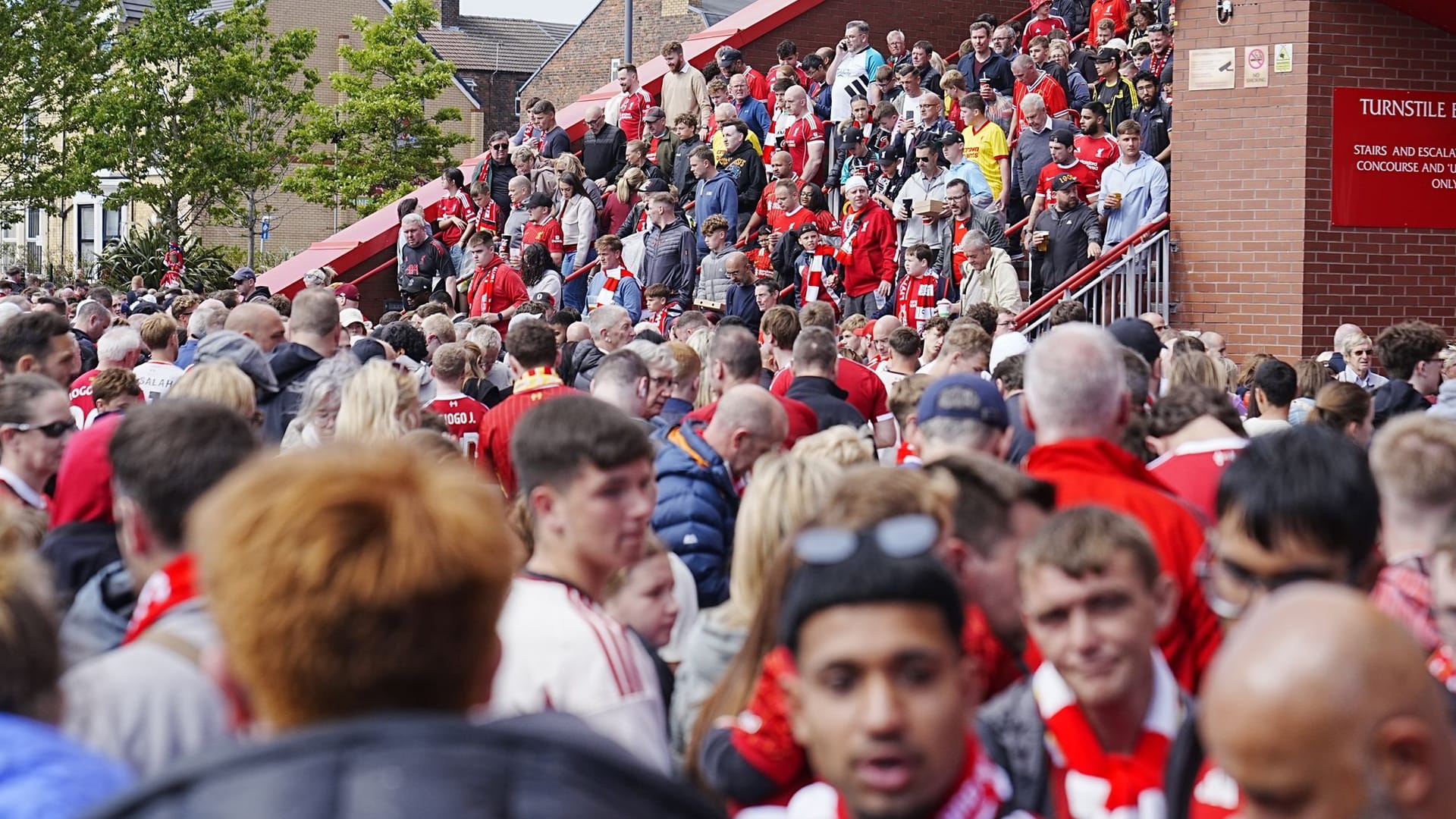 Fans verlassen das Stadion an der Anfield Road: Dort ist ein Testspiel des FC Liverpool angesetzt.