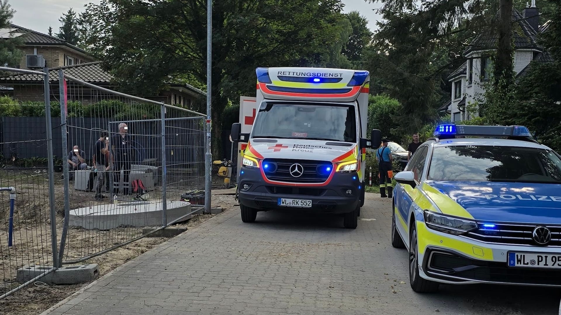 Polizei- und Krankenwagen im Einsatz: In der Gemeinde Seevetal kam es zu einem tragischen Unglück.