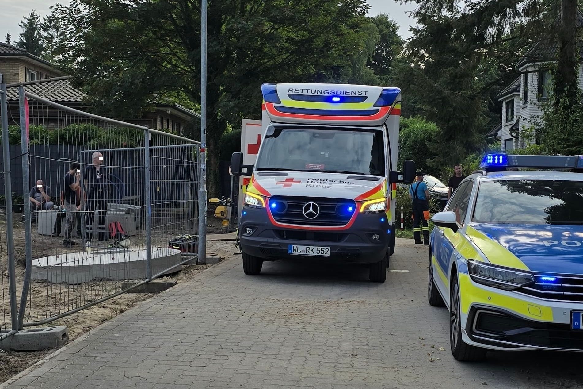 Polizei- und Krankenwagen im Einsatz: In der Gemeinde Seevetal kam es zu einem tragischen Unglück.