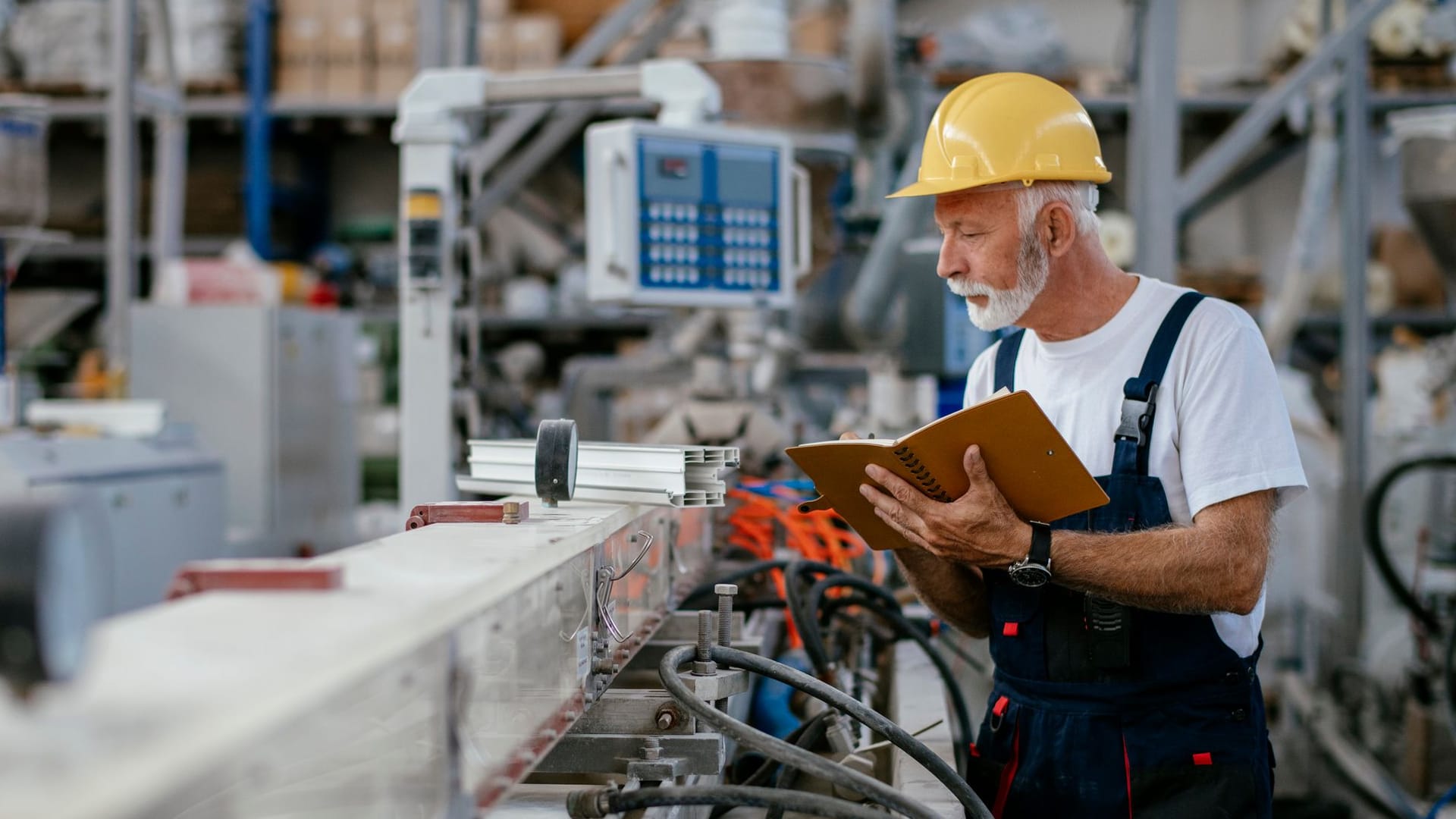 Älterer Mann bei der Arbeit: Die Aktivrente soll dazu motivieren, freiwillig länger zu arbeiten.