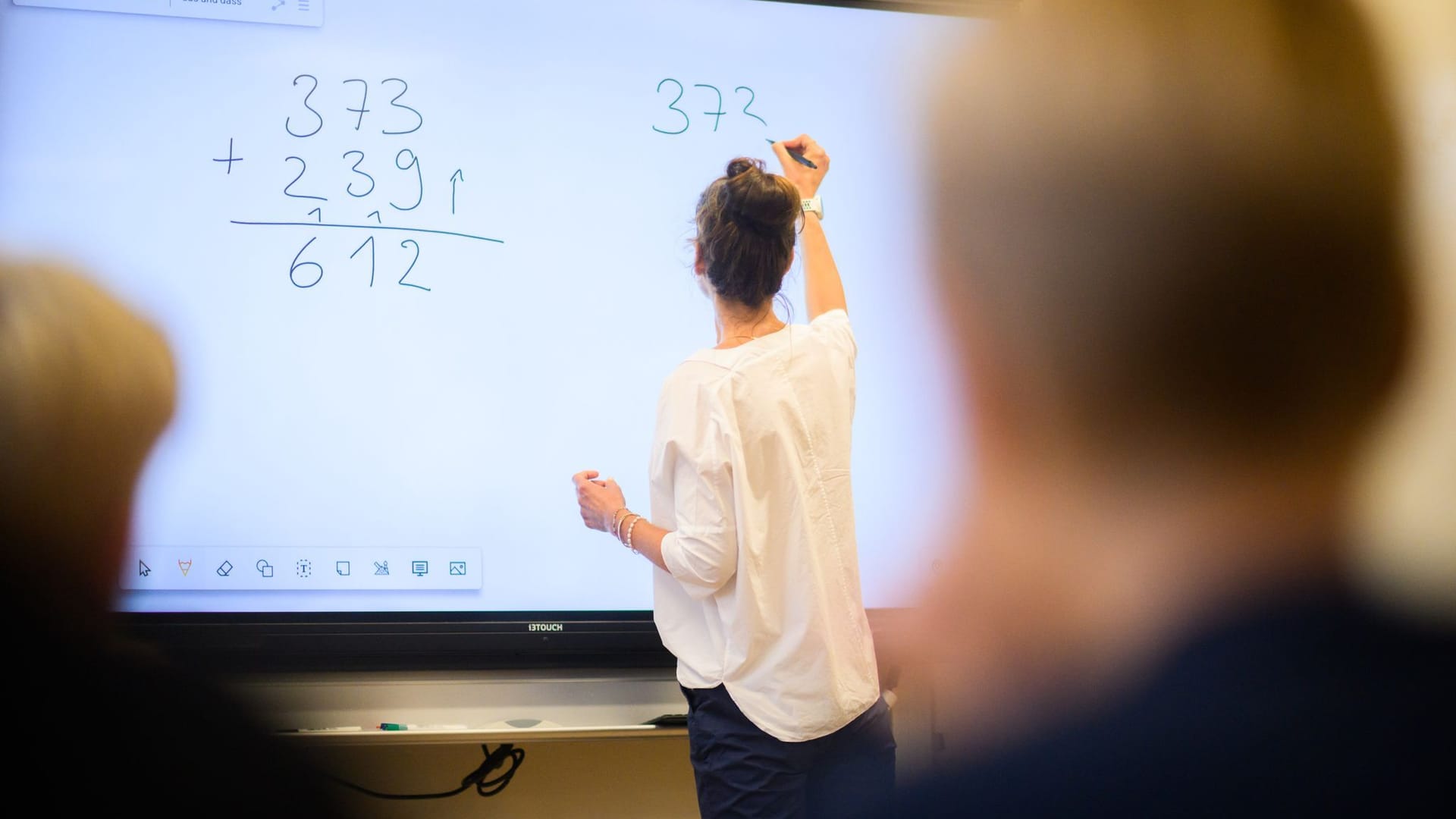 Klassenzimmer (Symbolbild): In Niedersachsen werden Lehrerinnen und Lehrer weiterhin händeringend gesucht.