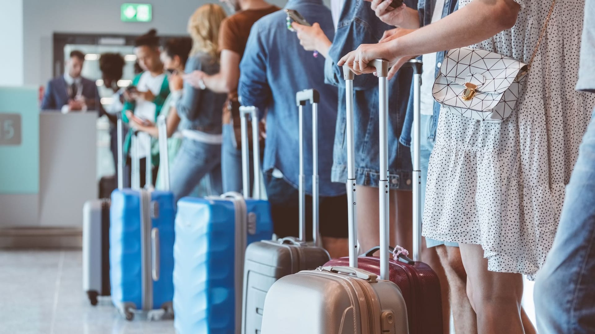 Passagiere stehen Schlange am Flughafen: Zwölf Millionen Fluggäste in Europa könnten jedes Jahr um ihre Entschädigung gebracht werden.