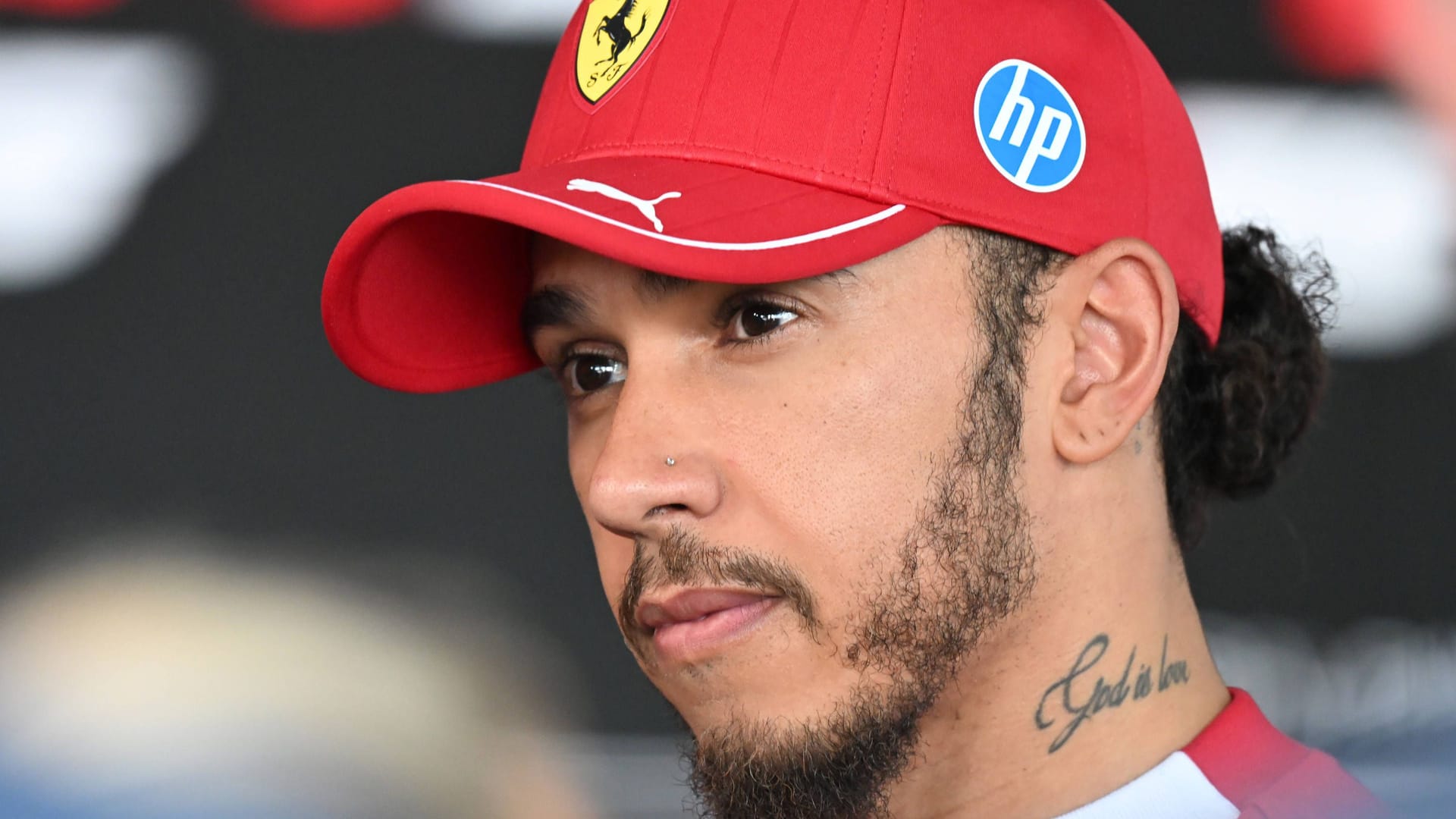 Nachdenklich: Für Lewis Hamilton läuft es im ersten Jahr bei Ferrari noch überhaupt nicht. Nachdenklich: Für Lewis Hamilton läuft es im ersten Jahr bei Ferrari noch überhaupt nicht.