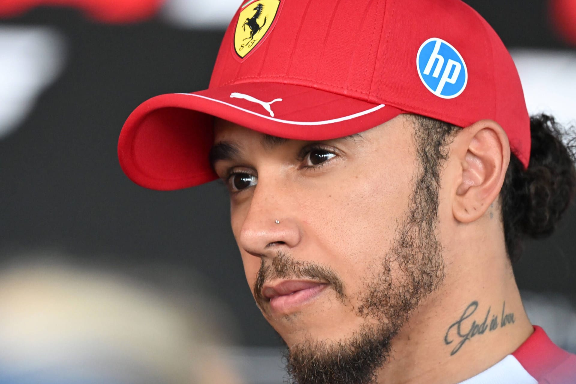 Nachdenklich: Für Lewis Hamilton läuft es im ersten Jahr bei Ferrari noch überhaupt nicht.