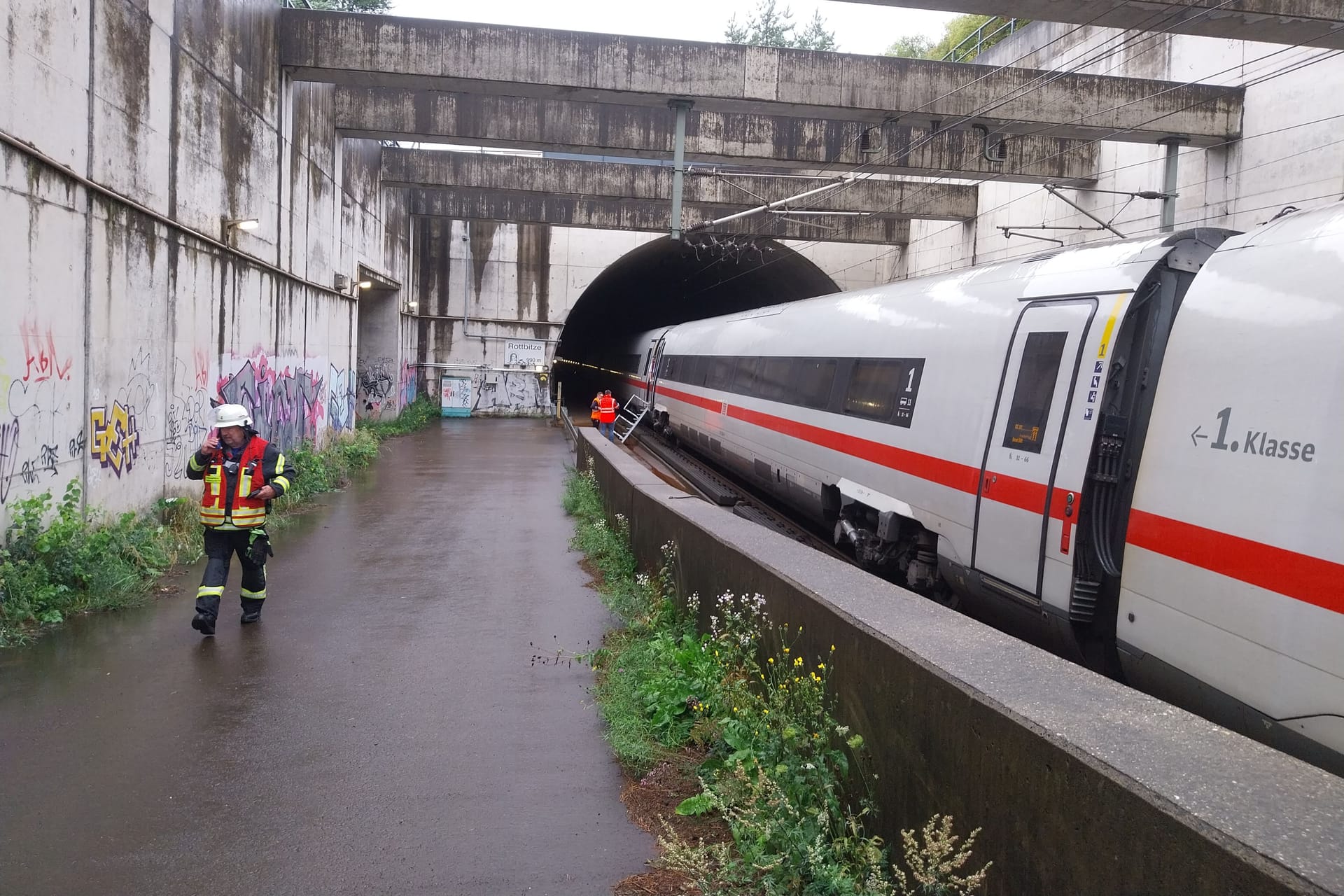 Der ICE im Rottbitzetunnel: Der Vekehr auf der Strecke steht still.
