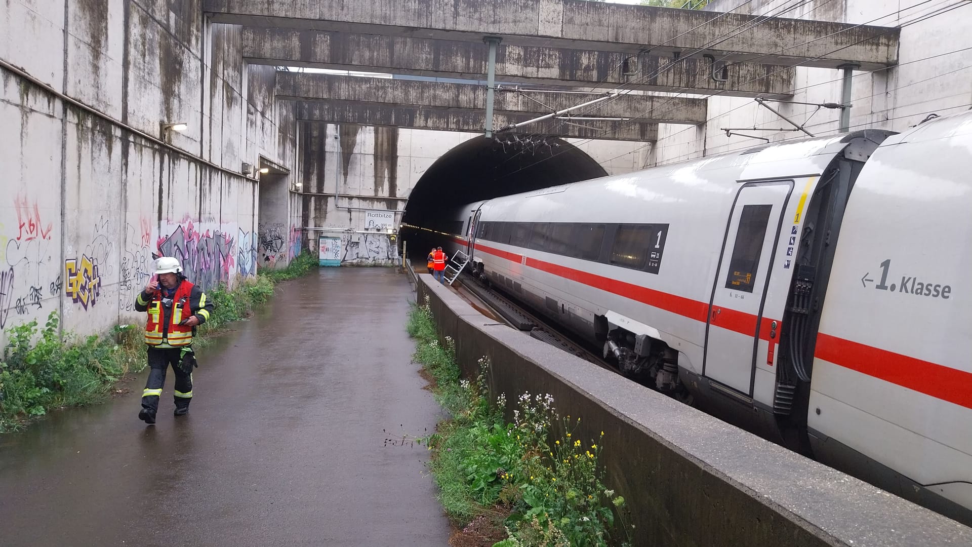 Der ICE im Rottbitzetunnel: Der Vekehr auf der Strecke steht still.