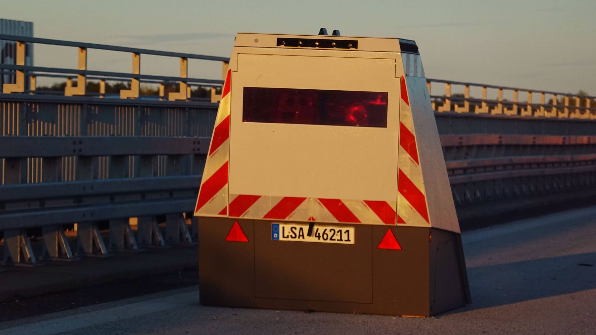 Ein Blitzer auf der A2 (Symbolbild): An einer Stelle, an der eigentlich 120 km/h erlaubt sind, wurde ein Autofahrer gemessen. Er hatte über 300 km/h auf dem Tacho.