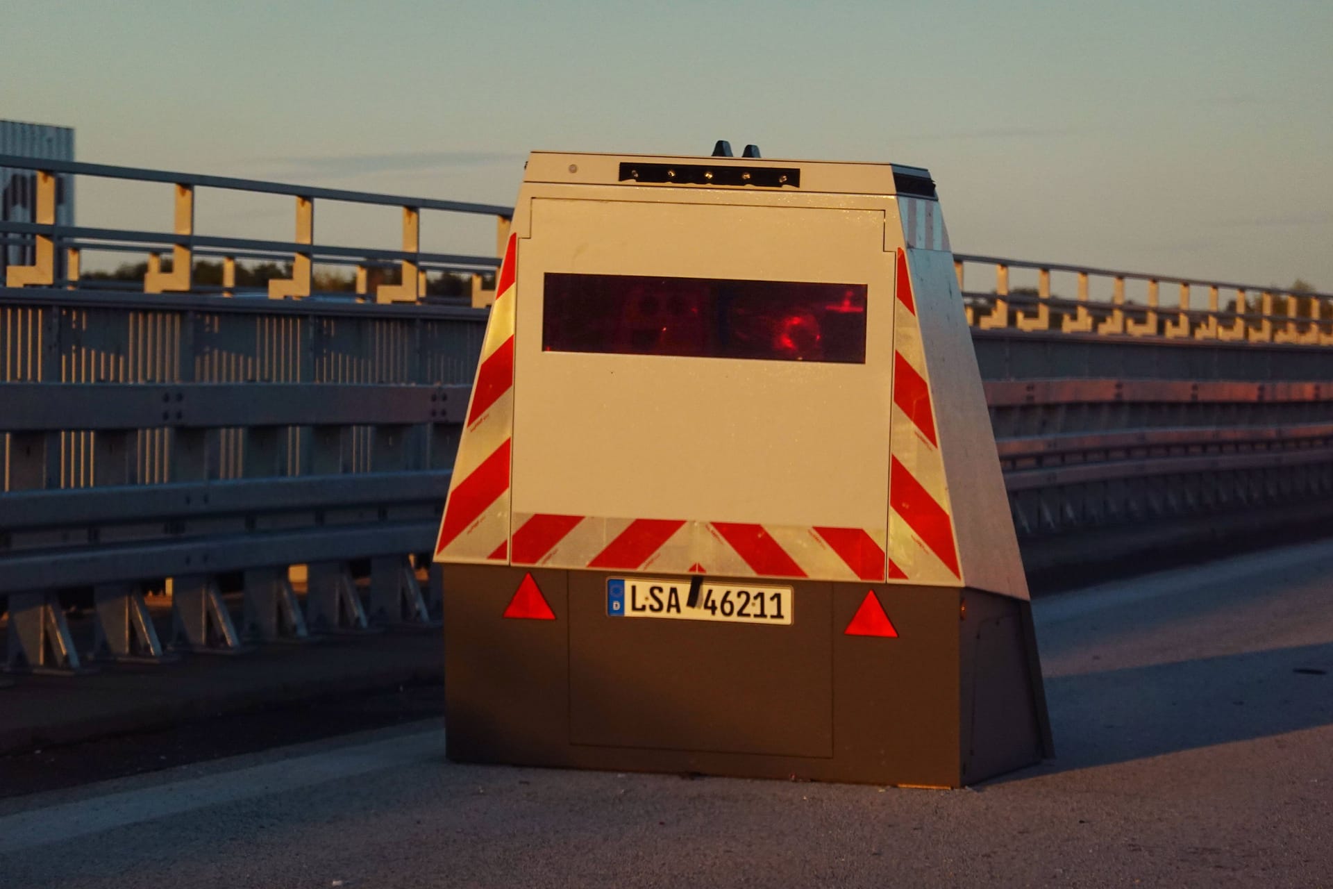 Ein Blitzer auf der A2 (Symbolbild): An einer Stelle, an der eigentlich 120 km/h erlaubt sind, wurde ein Autofahrer gemessen. Er hatte über 300 km/h auf dem Tacho.