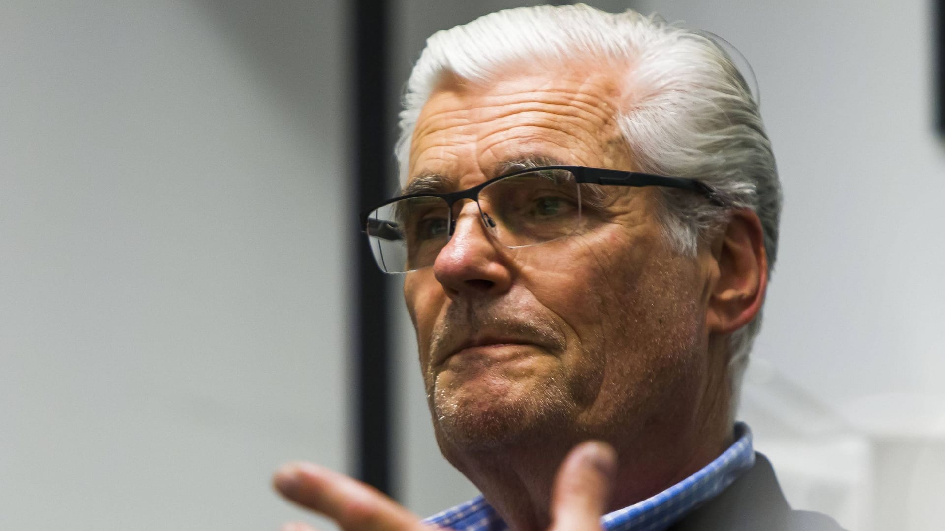 Sky Du Mont: Der Schauspieler 2013 bei einer Diskussion in seiner Wahlheimat Hamburg. Sky Du Mont: Der Schauspieler 2013 bei einer Diskussion in seiner Wahlheimat Hamburg.