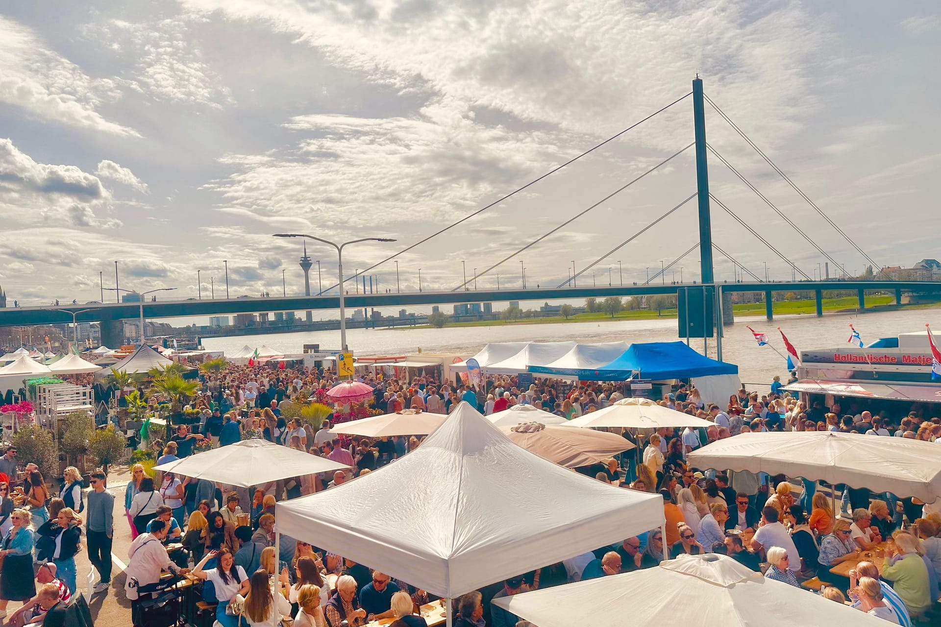 Besucher füllen das Tonhallenufer: Der Fischmarkt bringt Ibiza-Flair nach Düsseldorf.