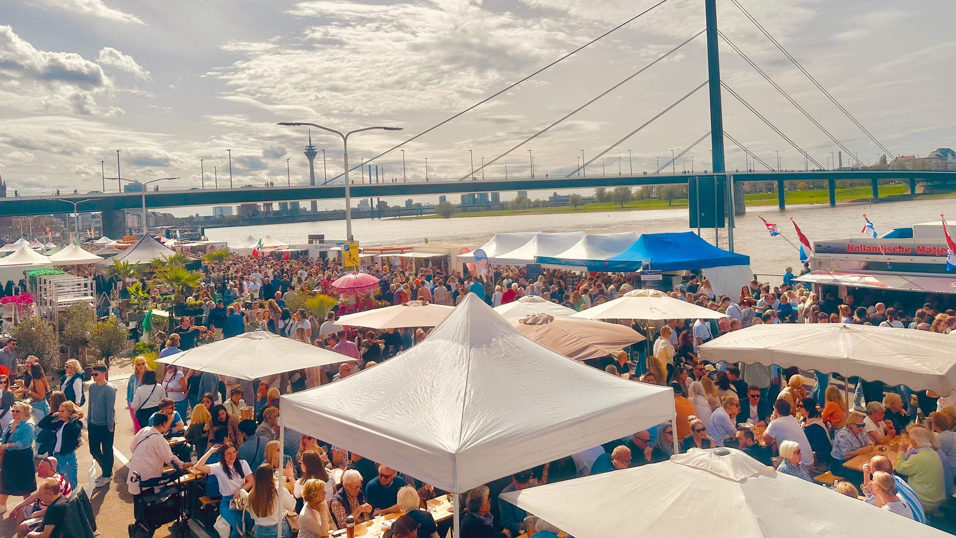 Besucher füllen das Tonhallenufer: Der Fischmarkt bringt Ibiza-Flair nach Düsseldorf.