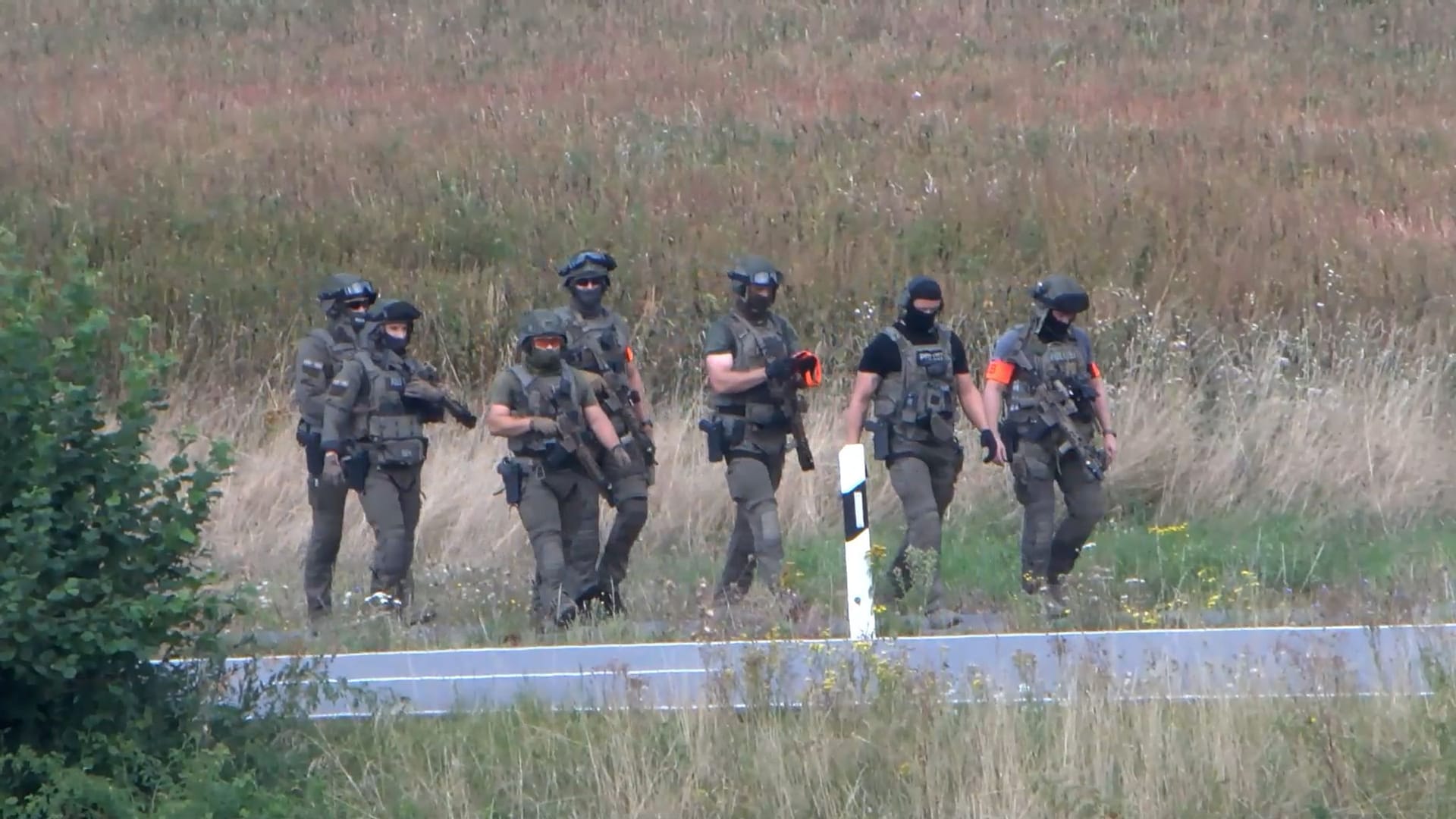 Polizeibeamte auf der Suche nach dem Verdächtigen, nachdem eine Zehnjährige in der Pfalz mit einem Messer schwer verletzt worden war. Nun ist er festgenommen. Polizeibeamte auf der Suche nach dem Verdächtigen, nachdem eine Zehnjährige in der Pfalz mit einem Messer schwer verletzt worden war. Nun ist er festgenommen.