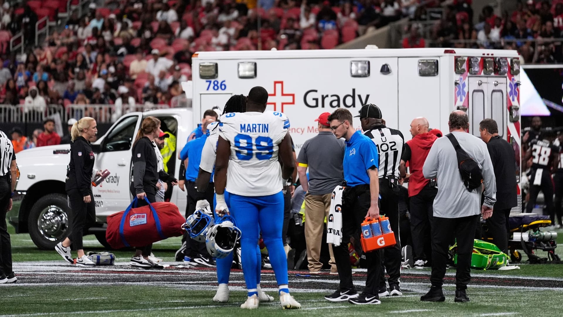 Ein Krankenwagen auf dem Feld in Atlanta: Im Testspiel der NFL kam es zu einem schweren Zwischenfall.