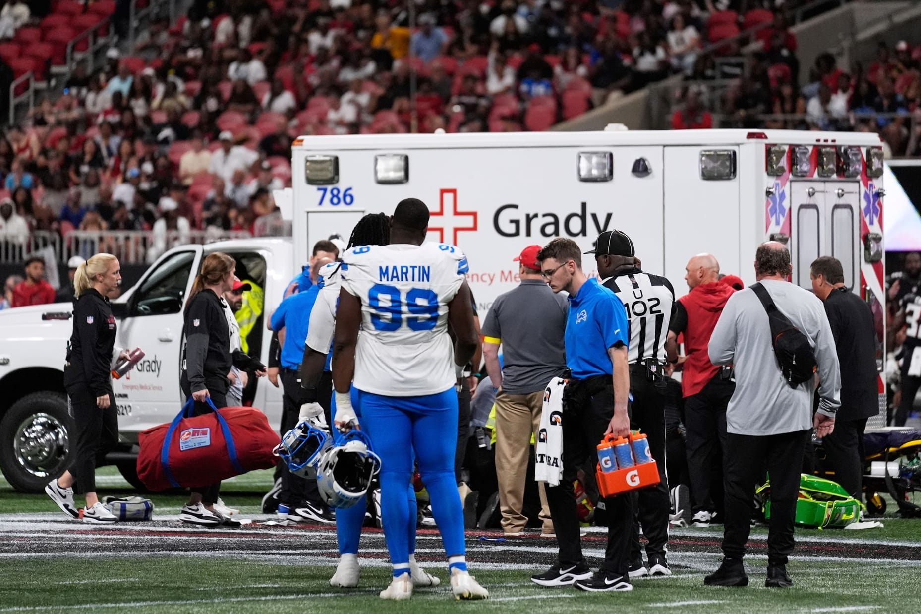 Ein Krankenwagen auf dem Feld in Atlanta: Im Testspiel der NFL kam es zu einem schweren Zwischenfall.
