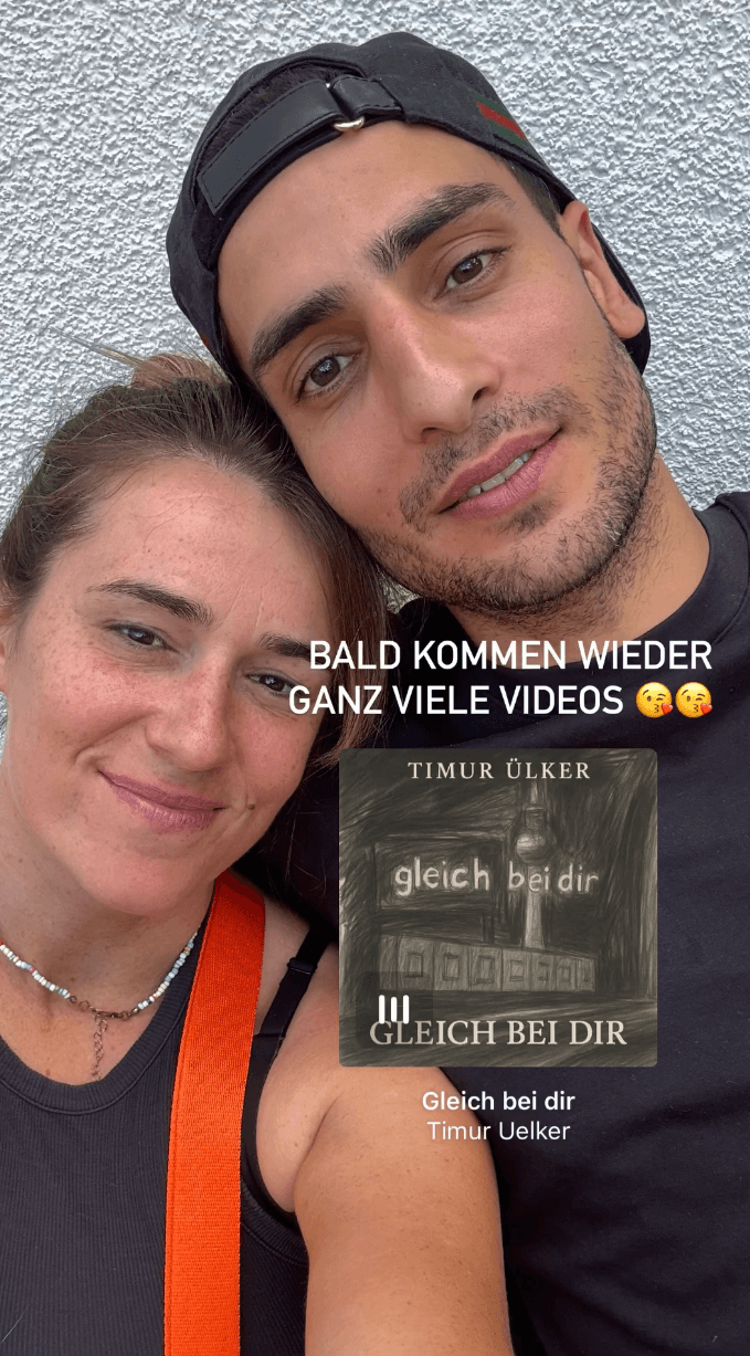 Caroline Steinhof zeigt sich auf Instagram an Timur Ülkers Seite.