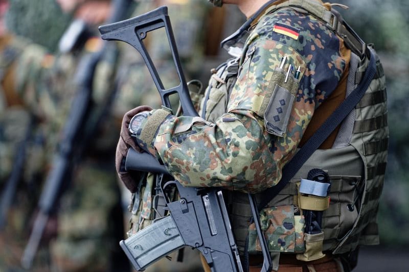 Soldaten stehen beim Antrittsbesuch von Verteidigungsminister Pistorius am Bundeswehr-Standort Rheinbach Gewehr bei Fuß.