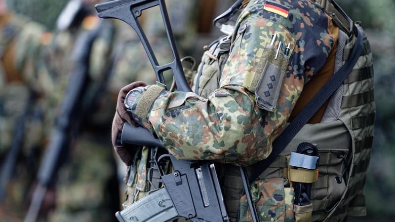 Soldaten stehen beim Antrittsbesuch von Verteidigungsminister Pistorius am Bundeswehr-Standort Rheinbach Gewehr bei Fuß.