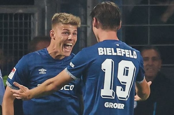 Bielefelds Torschütze Julian Kania (l) feiert seinen Treffer zum 2:1 mit Maximilian Großer (M.) und Joel Grodowski (r.): Der Aufsteiger glänzte gegen die Fortuna.