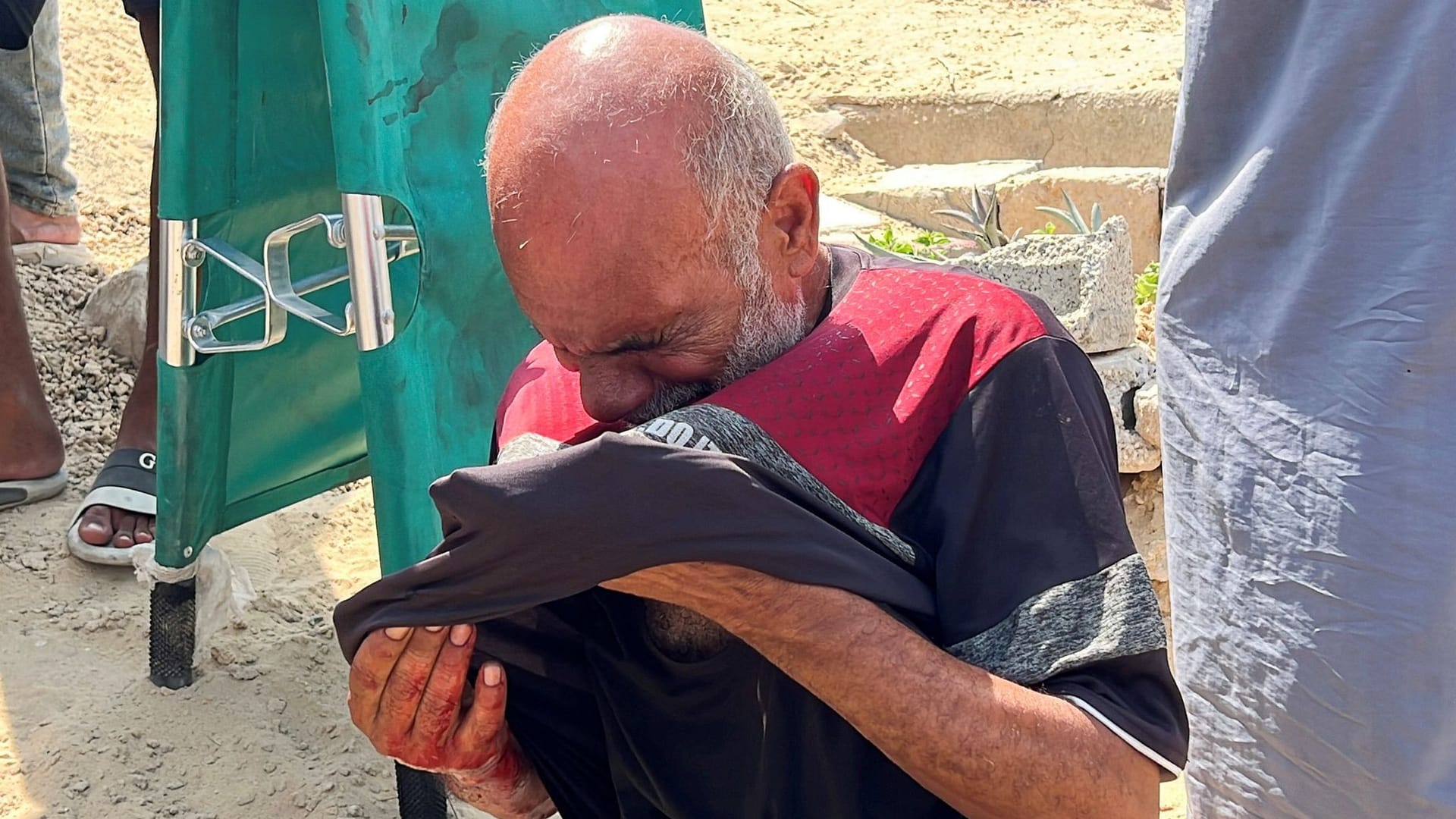 Der Vater bei der Beerdigung seines Sohnes Muhannad Eid: Sein Sohn soll von einem Hilfspaket erschlagen worden sein.