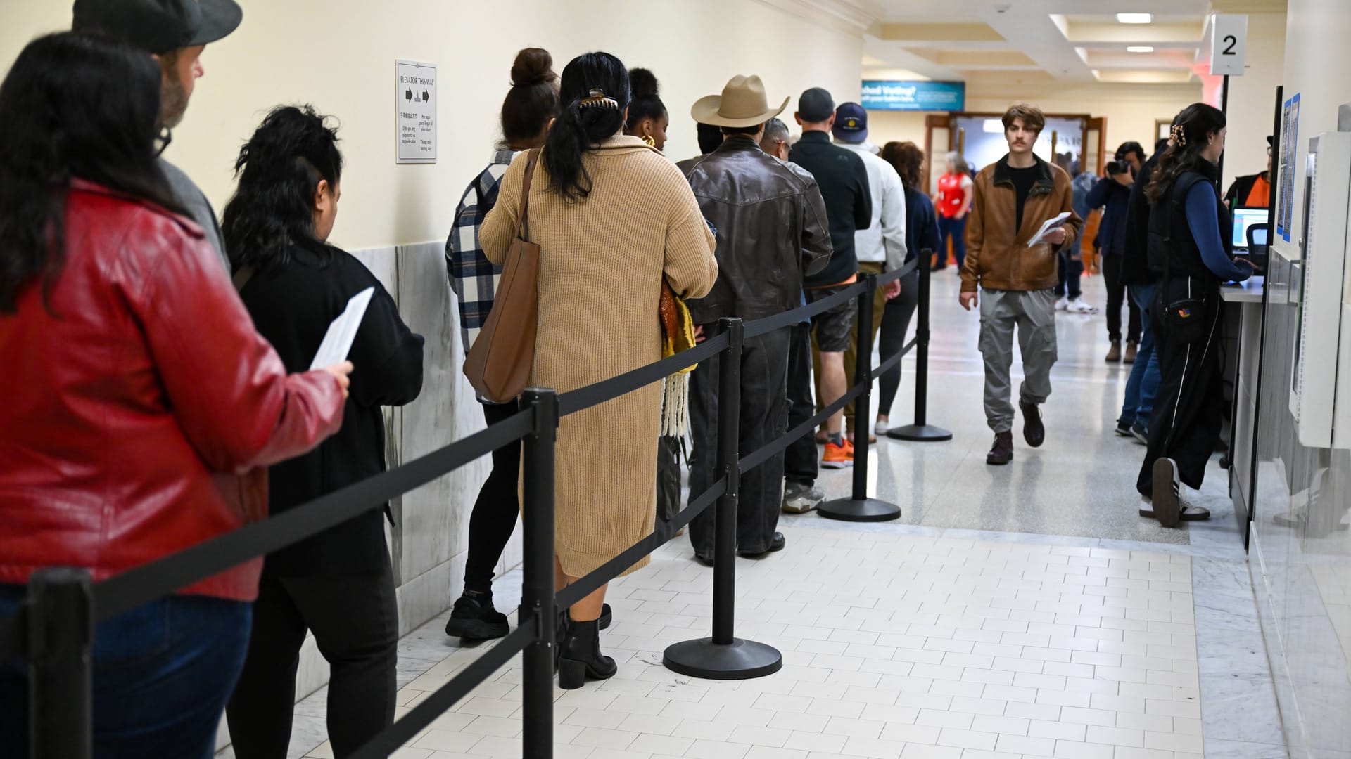 Wähler bei der vergangenen Präsidentschaftswahl in den USA: Einige Staaten wollen den Zushcnitt der Wahlbezirkne ändern. (Archivbild) Wähler bei der vergangenen Präsidentschaftswahl in den USA: Einige Staaten wollen den Zushcnitt der Wahlbezirkne ändern. (Archivbild)