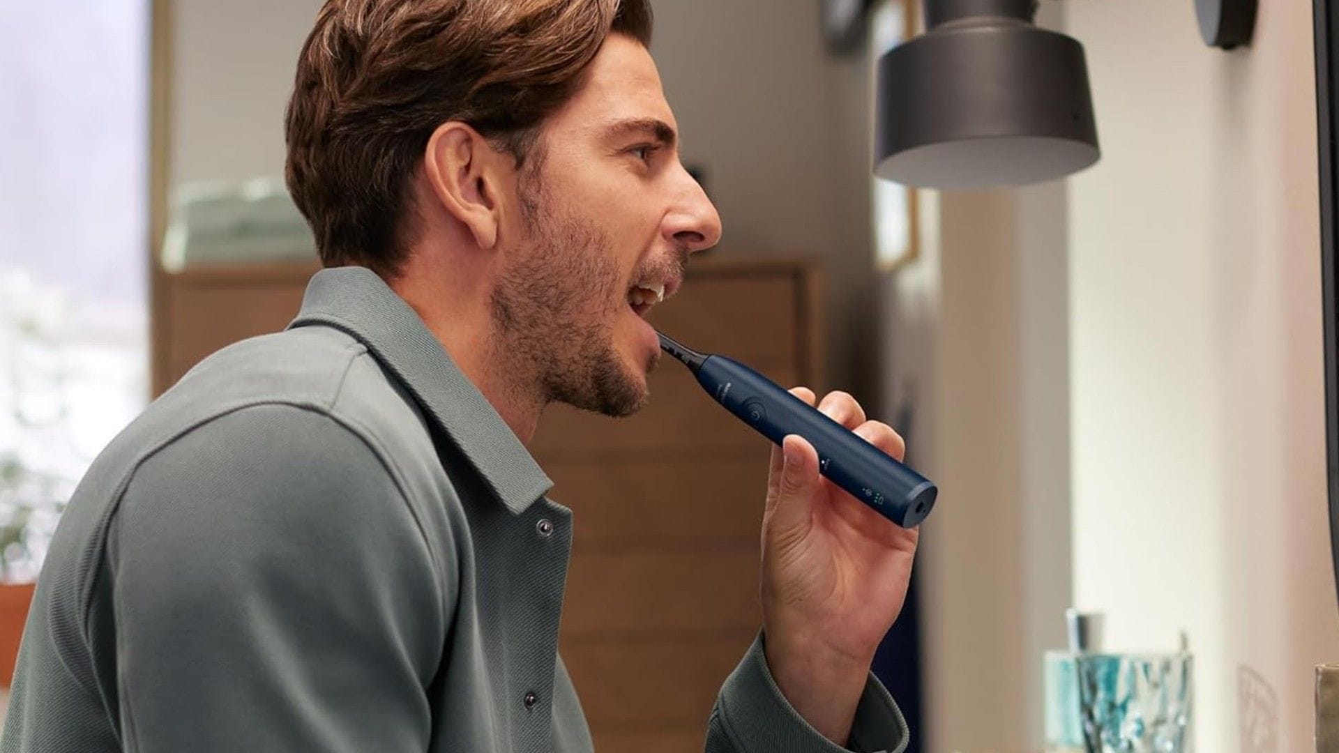 Bis zu drei Wochen Akkulaufzeit – ideal auch für Reisen: Die Sonicare 5500 von Philips.