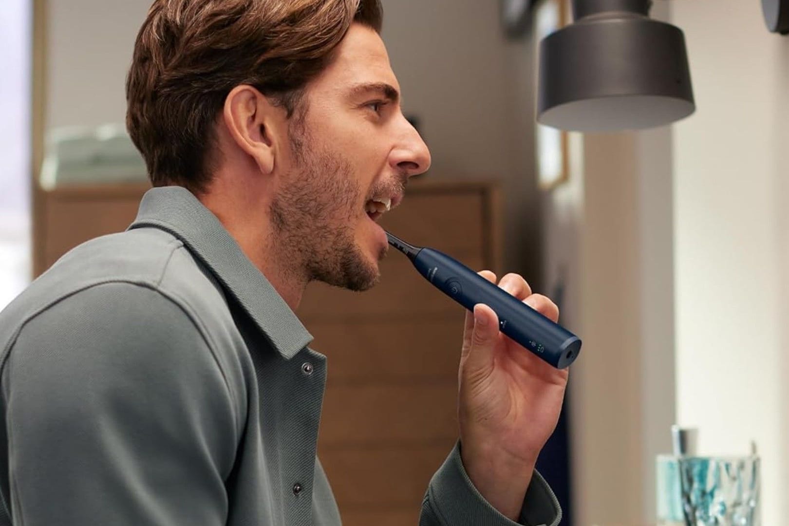 Bis zu drei Wochen Akkulaufzeit – ideal auch für Reisen: Die Sonicare 5500 von Philips.