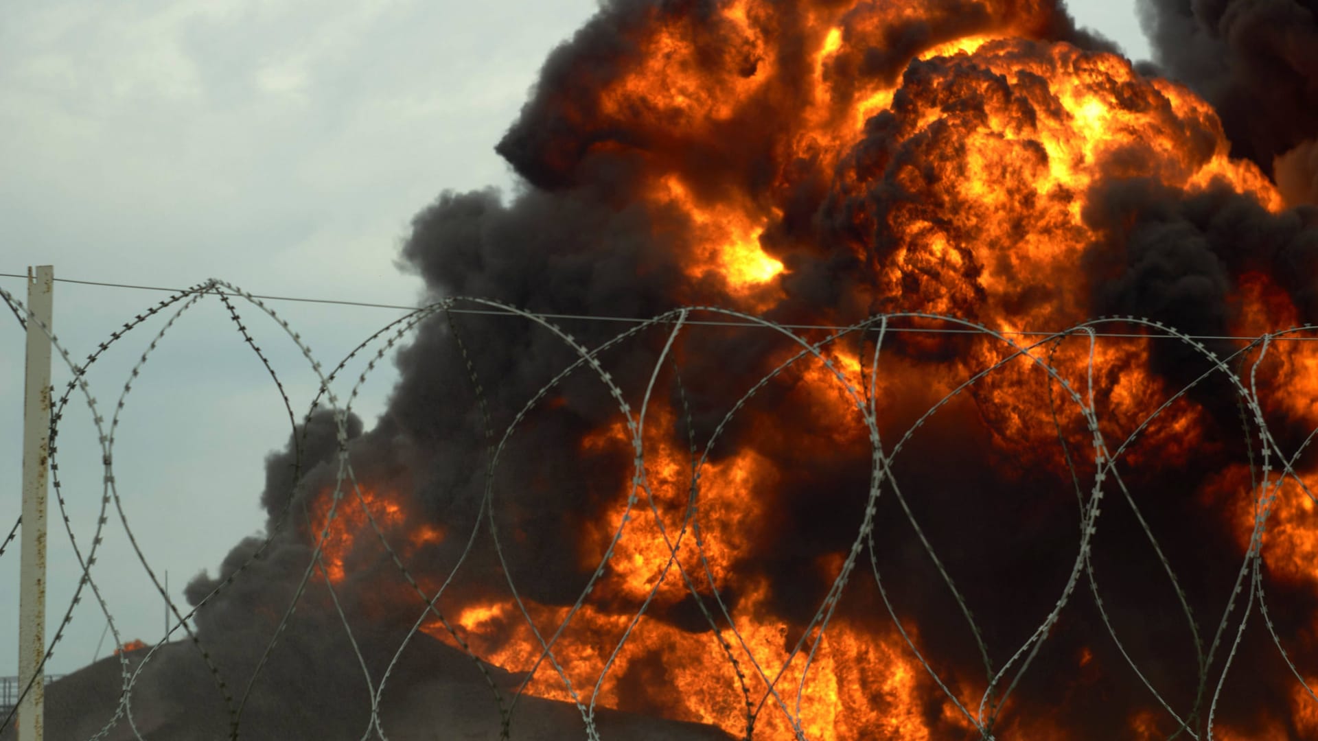 Die Ukraine attackierte schon häufig die militärische Infrastruktur Russlands, hier ein Treibstofflager in der Region Woronesch, das ebenfalls in Flammen aufging (Archivbild).
