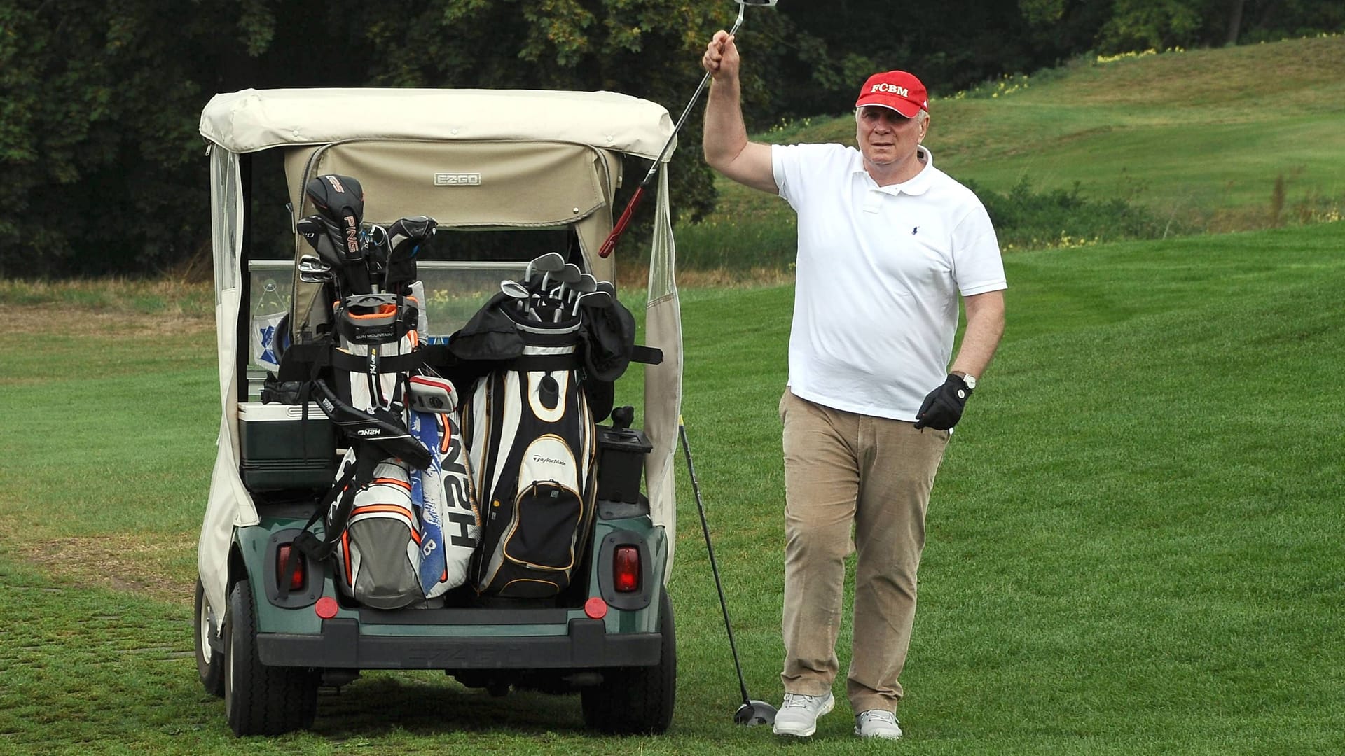 Uli Hoeneß beim Golf (Archivbild): Der Bayern-Patron soll die Klinik schon wieder verlassen haben.