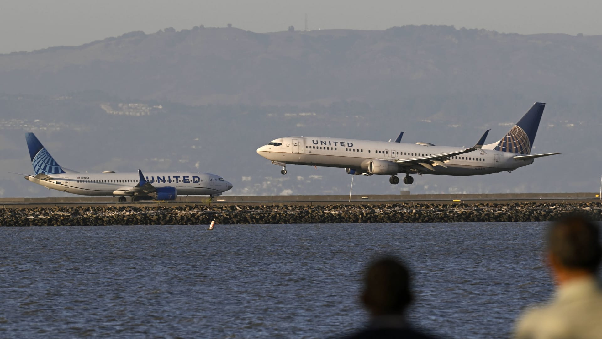 Ein Flug von United Airlines (Symbolbild): Beim Versuch, seinen Flug umzubuchen, verlor ein US-Amerikaner eine Menge Geld.