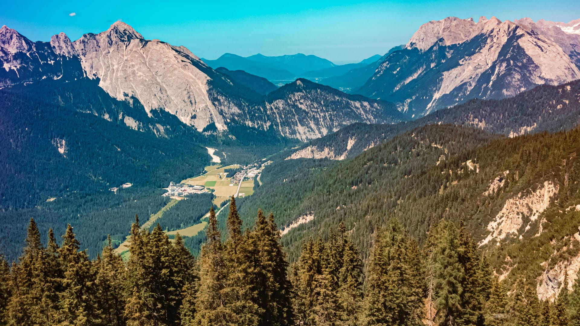 Ausblick auf das Seefelder Joch in Tirol (Archivbild): Drei Freunde mussten von einem anspruchsvollen Klettersteig gerettet werden.