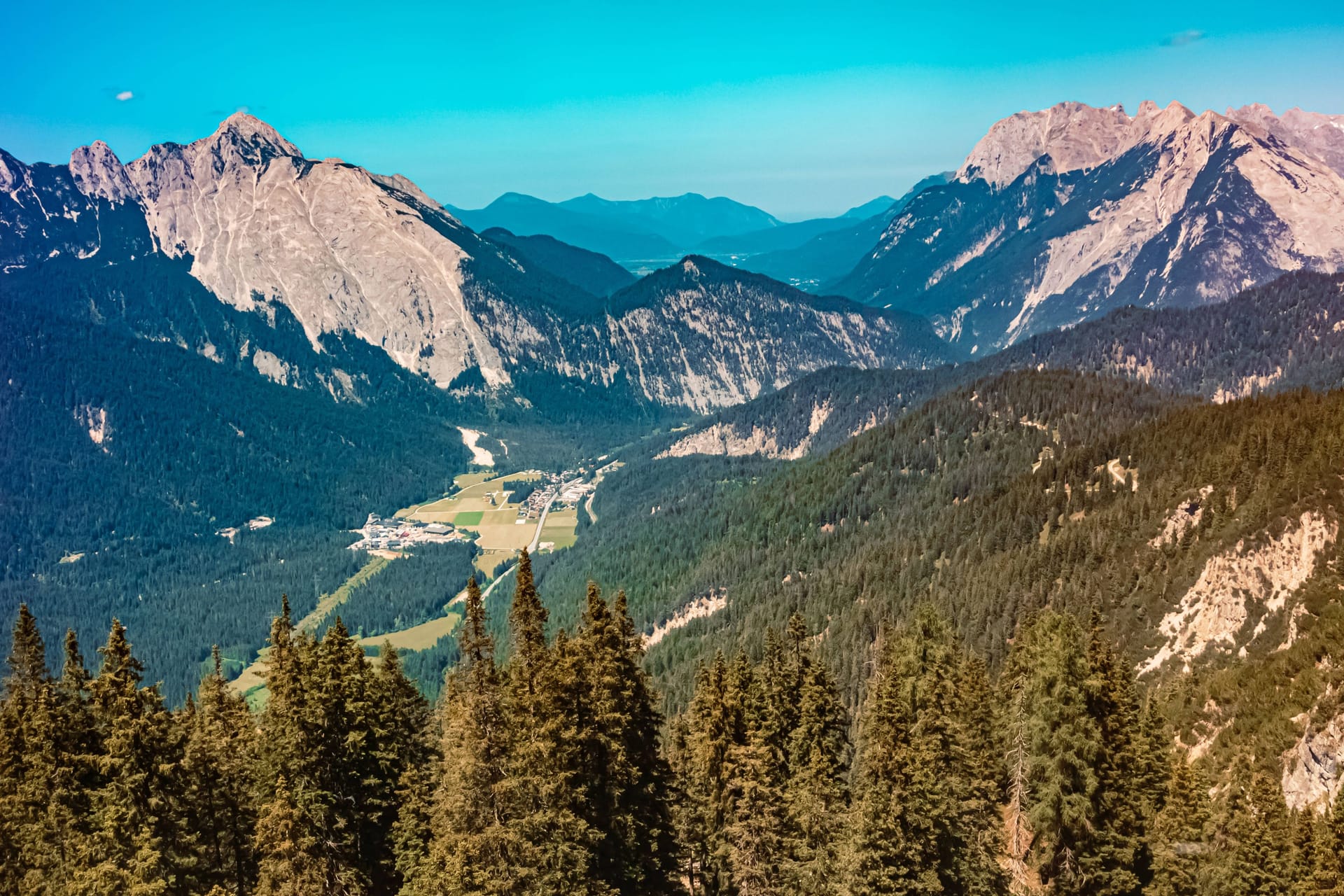Ausblick auf das Seefelder Joch in Tirol (Archivbild): Drei Freunde mussten von einem anspruchsvollen Klettersteig gerettet werden.