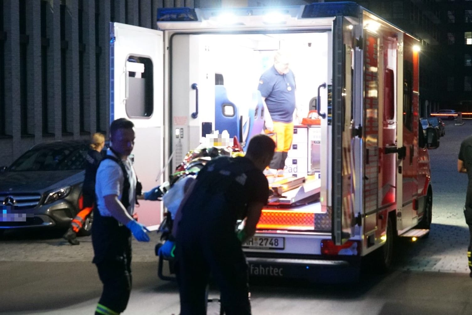Der Vorfall ereignete sich an einem Gebäude an der Ecke Sachsenstrasse/Wendenstrasse: Die junge Frau kam mit schweren Verletzungen in eine Klinik.