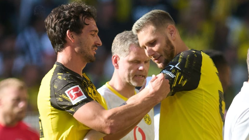 Mats Hummels (l.) übergibt bei seiner Auswechslung Niklas Süle die Kapitänsbinde.