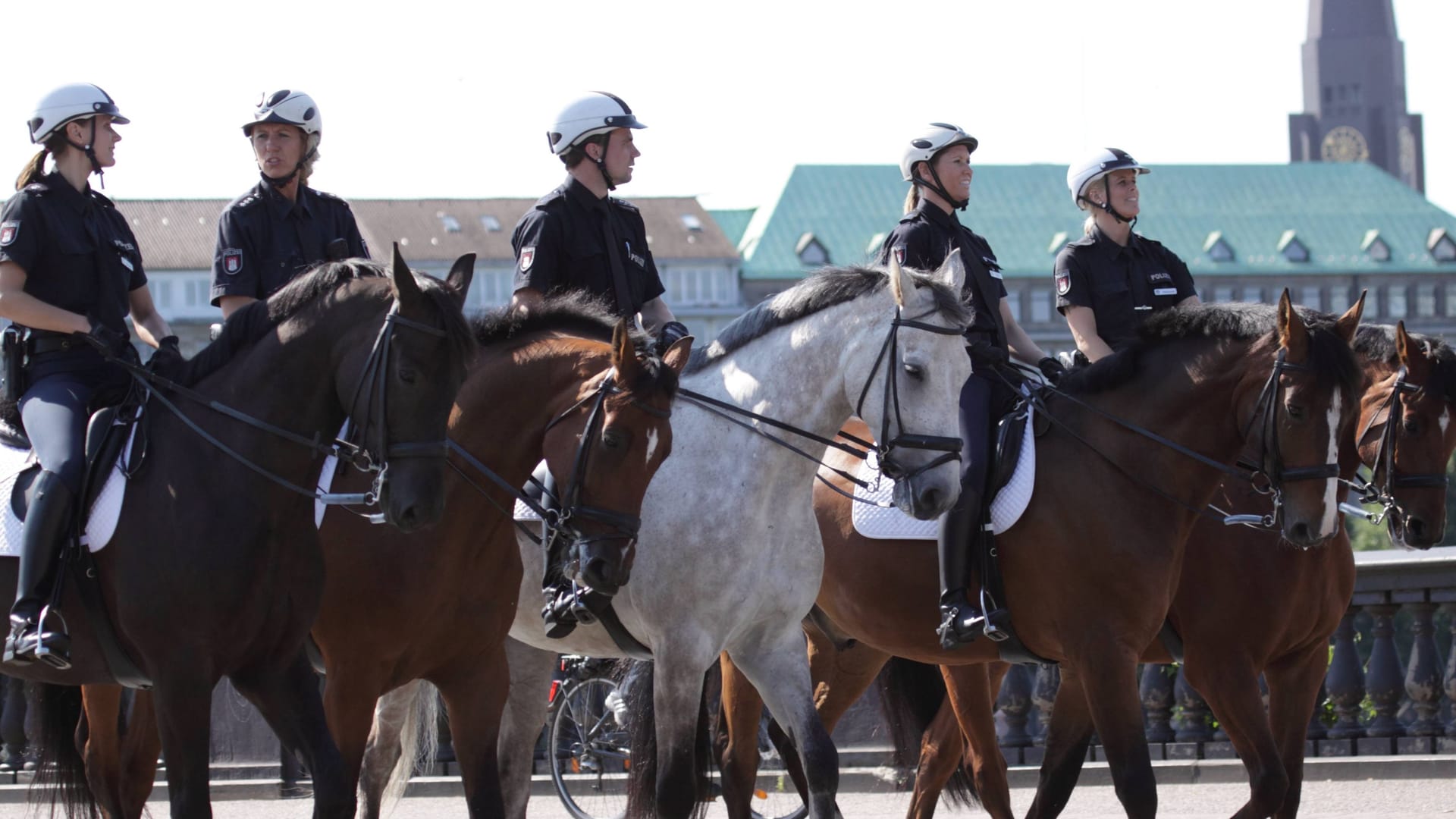 Reiterstaffel der Polizei: Sie ist regelmäßig in der Hamburger City unterwegs.