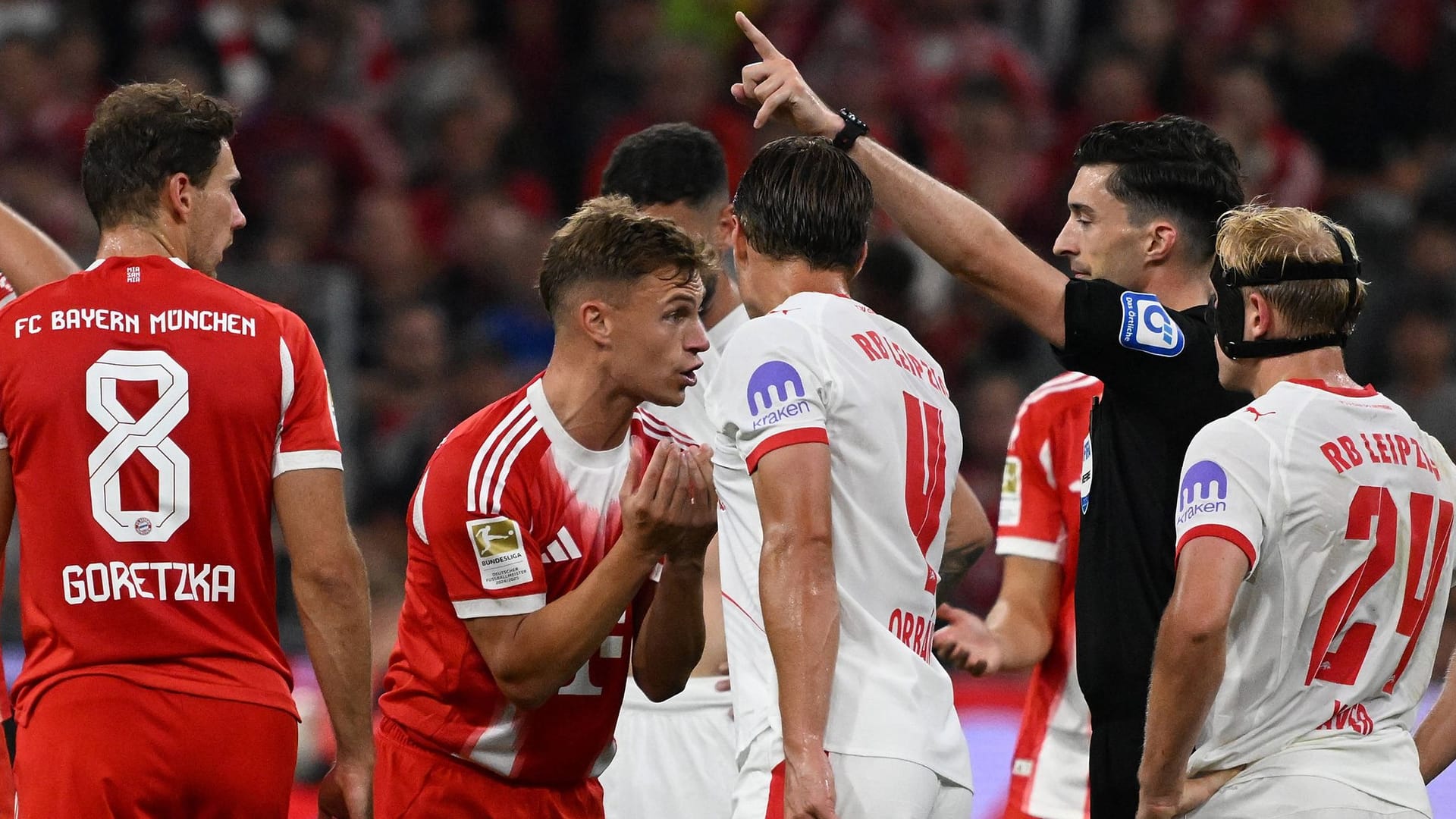 Joshua Kimmich (M.) diskutierte mit Schiedsrichter Florian Badstübner (2. v. r.): Die Münchner hielten am Ende die Null. Joshua Kimmich (M.) diskutierte mit Schiedsrichter Florian Badstübner (2. v. r.): Die Münchner hielten am Ende die Null.