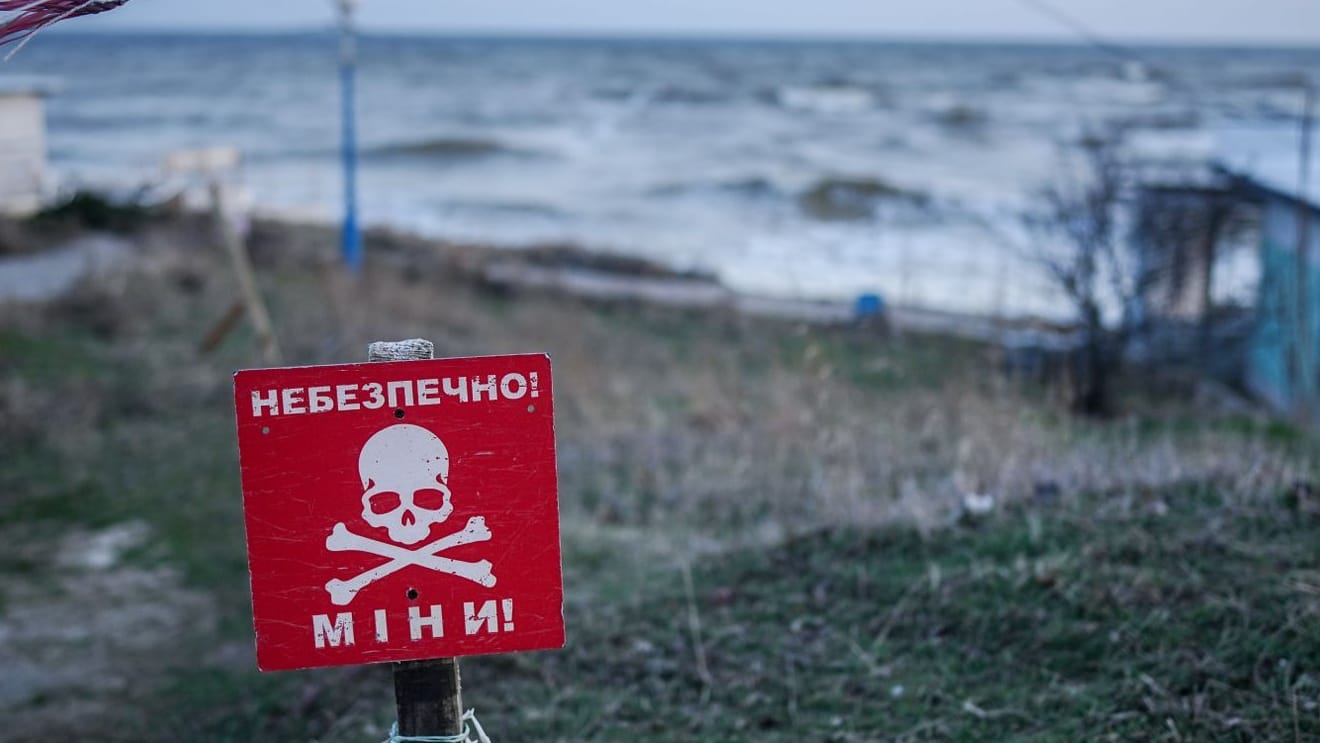 Odessa: Stacheldraht und ein Hinweisschild für Minen sichern einen Strand am Schwarzen Meer.