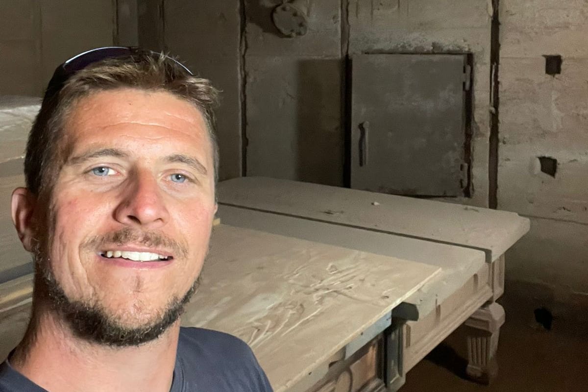 Shaun Tullier im Bunker: Im Hintergrund steht ein Snookertisch, der alte Nazi-Ort soll jetzt zum Hobbykeller werden.