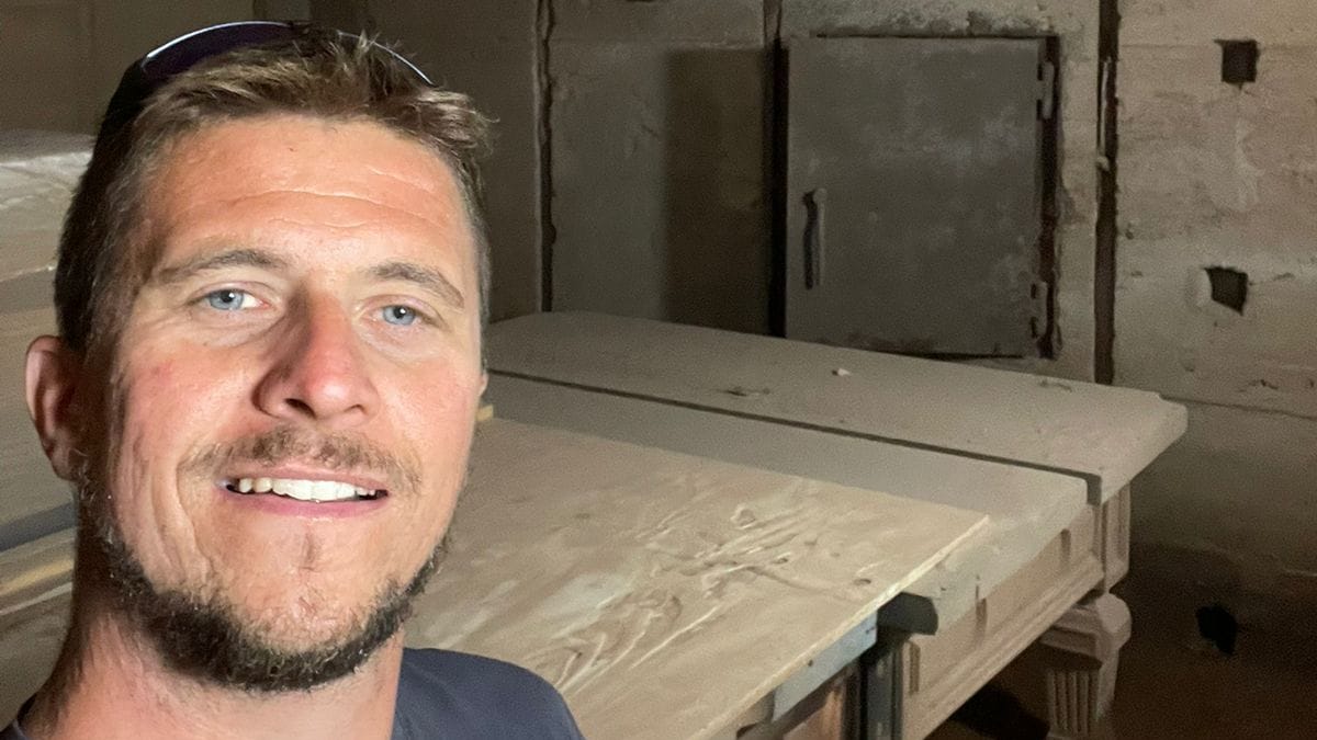 Shaun Tullier im Bunker: Im Hintergrund steht ein Snookertisch, der alte Nazi-Ort soll jetzt zum Hobbykeller werden. Shaun Tullier im Bunker: Im Hintergrund steht ein Snookertisch, der alte Nazi-Ort soll jetzt zum Hobbykeller werden.