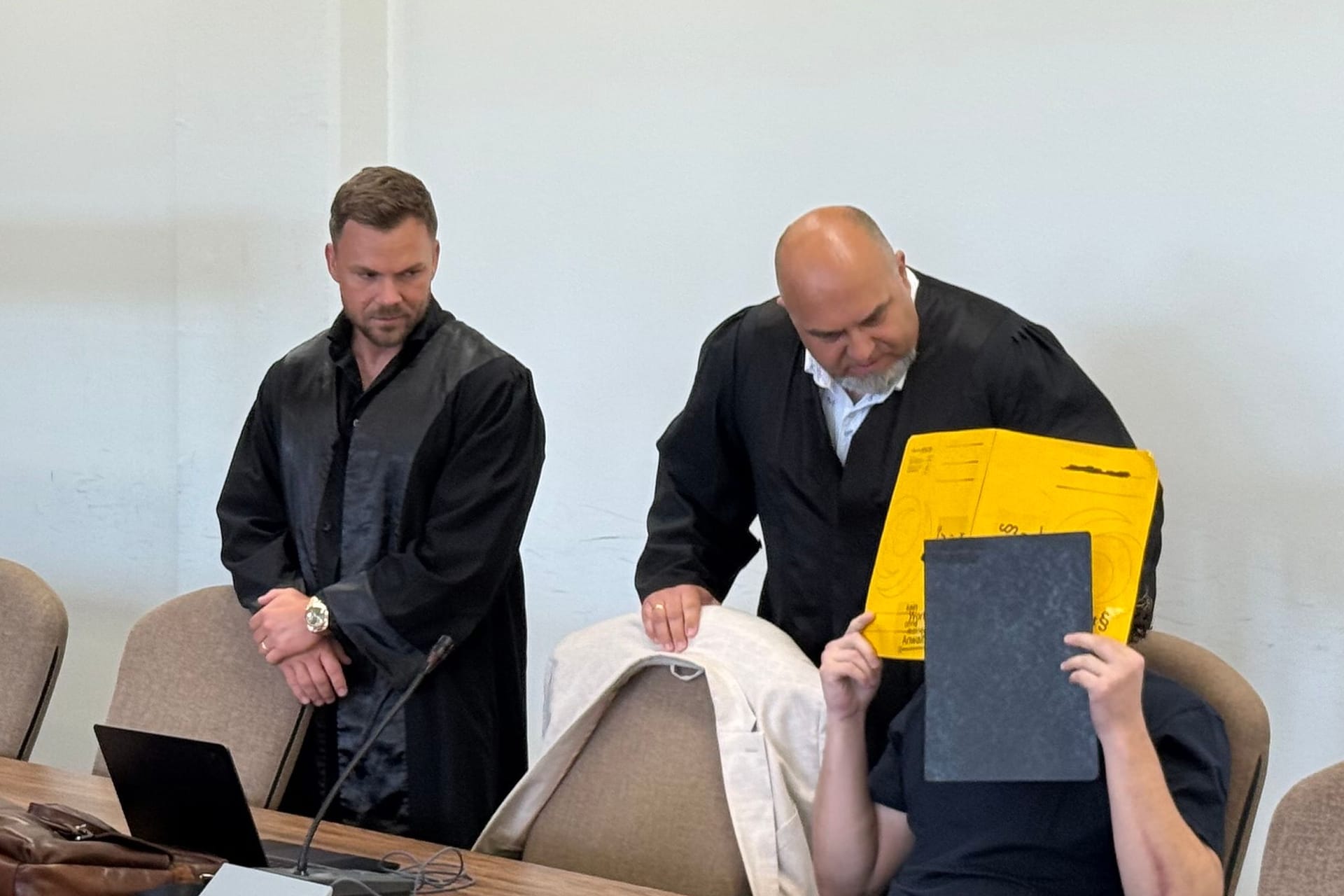 Nächster Prozess im Kölner Drogenkrieg: Der Angeklagte Serkan F. (Name geändert, r.) mit seinen Anwälten André Miegel und Andreas Milch (v.l.).