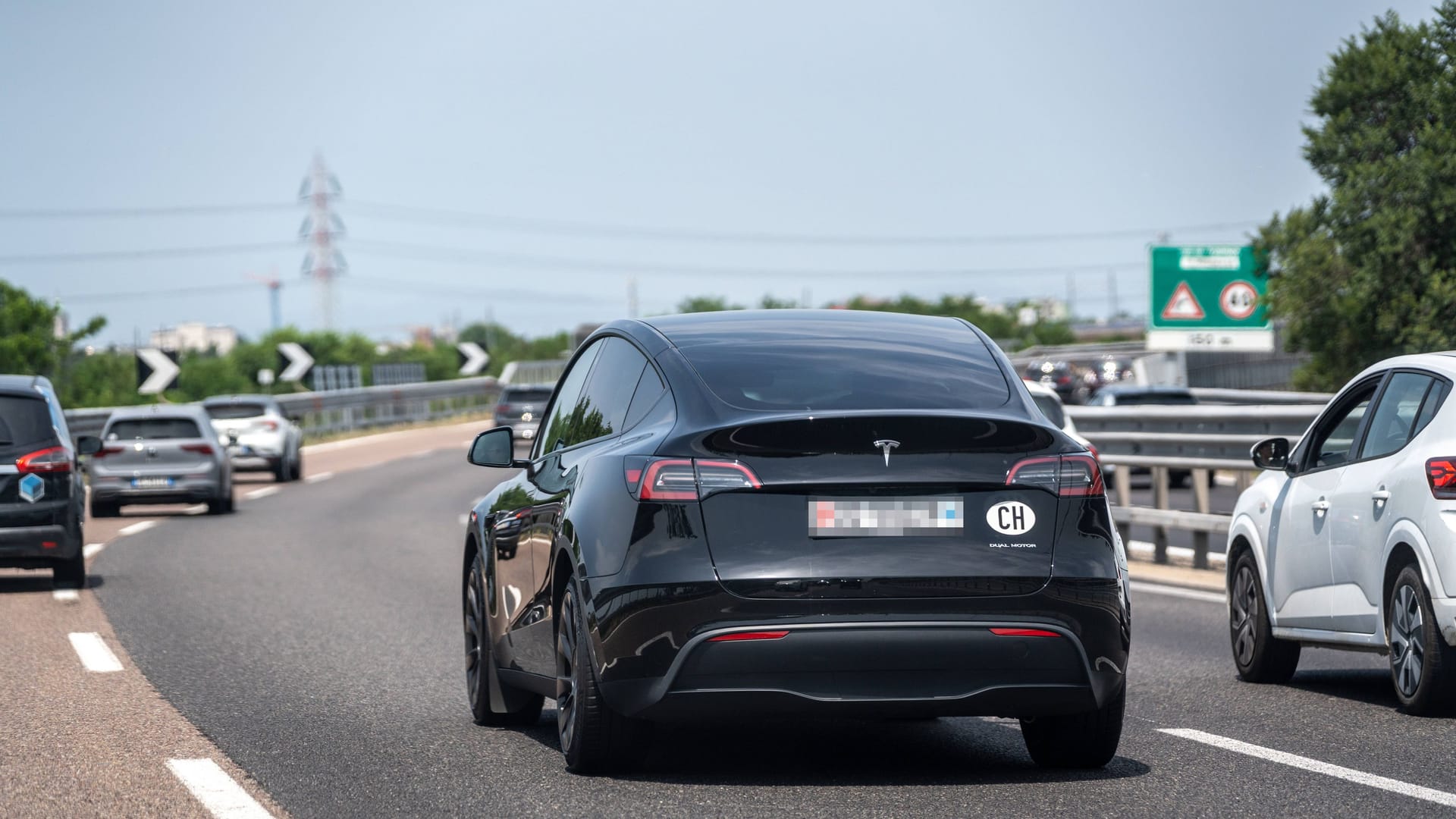 Tesla auf einer Autobahn (Symbolfoto): Im Kölner Süden ist es am Nachmittag zu einem schweren Unfall gekommen.