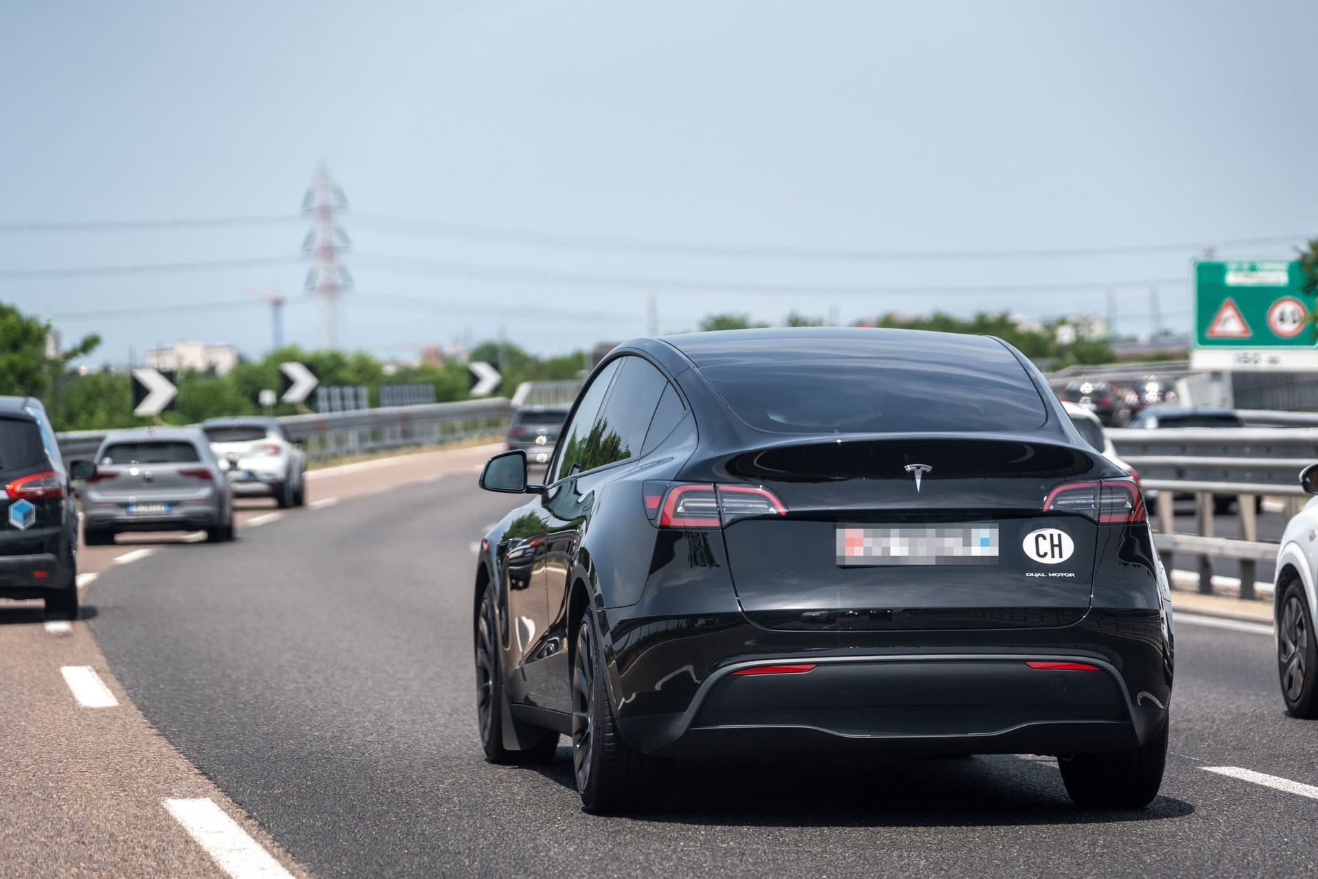 Tesla auf einer Autobahn (Symbolfoto): Im Kölner Süden ist es am Nachmittag zu einem schweren Unfall gekommen.