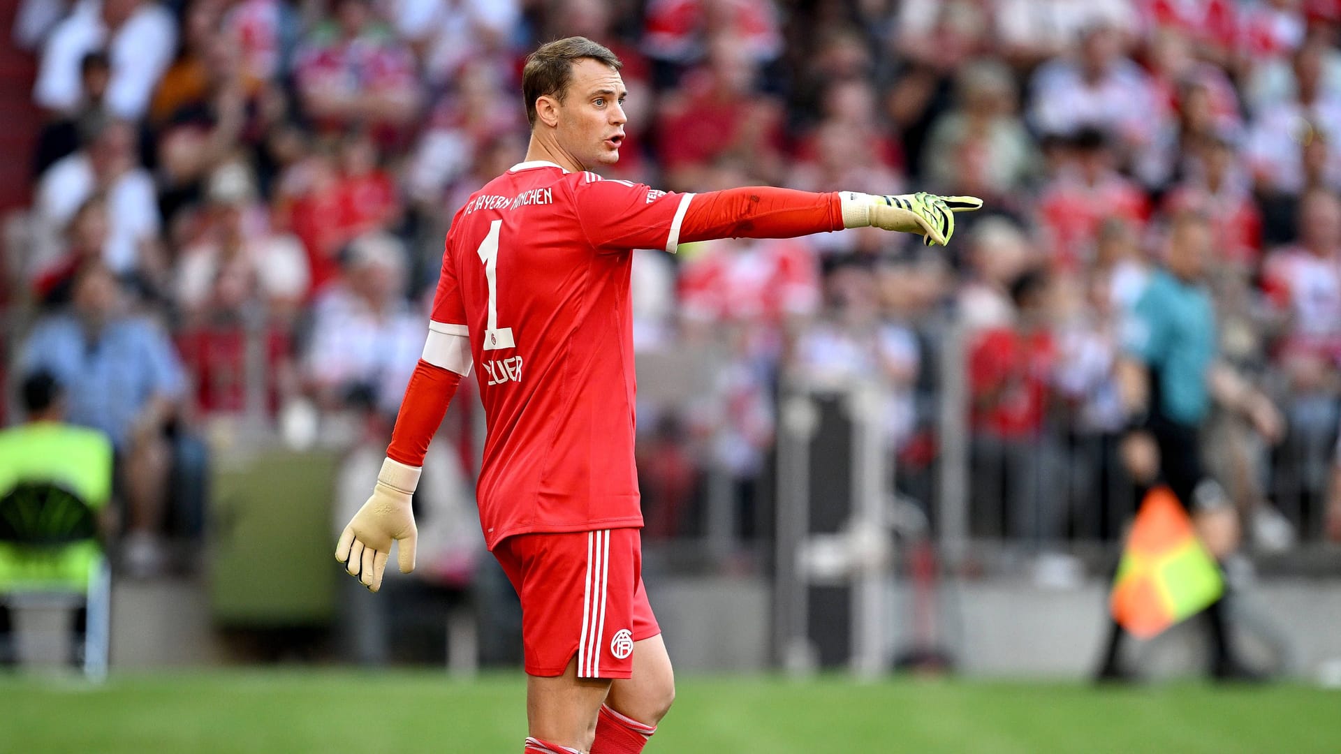 Manuel Neuer: Lief erstmals im neuen, komplett roten Auswärts-Torwarttrikot auf. Bekam nicht viel zu tun. War da, wenn er gebraucht wurde, wie beim Schuss von Richarlison (34.). Note 2