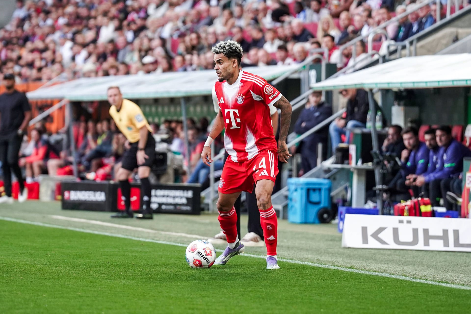 Luis Díaz: In der Bayern-Offensive vor allem vor der Pause kaum zu halten. Hatte direkt in der ersten Spielminute die Chance zur Führung, vergab aber leichtfertig. Konnte von Wolf nur mit Fouls gestoppt werden (10.). Sorgte mit seinen Dribblings immer wieder für Probleme (16.), wurde mit zunehmendem Spielverlauf immer stärker. Krönte seine Leistung mit dem 2:0 kurz vor der Pause (45.+4). Hatte in der 66. Minute die Chance zum 4:1, schloss aber zu schwach ab. Auch in der Nachspielzeit noch mit einem Abschluss (90.+4). Note 2 Luis Díaz: In der Bayern-Offensive vor allem vor der Pause kaum zu halten. Hatte direkt in der ersten Spielminute die Chance zur Führung, vergab aber leichtfertig. Konnte von Wolf nur mit Fouls gestoppt werden (10.). Sorgte mit seinen Dribblings immer wieder für Probleme (16.), wurde mit zunehmendem Spielverlauf immer stärker. Krönte seine Leistung mit dem 2:0 kurz vor der Pause (45.+4). Hatte in der 66. Minute die Chance zum 4:1, schloss aber zu schwach ab. Auch in der Nachspielzeit noch mit einem Abschluss (90.+4). Note 2
