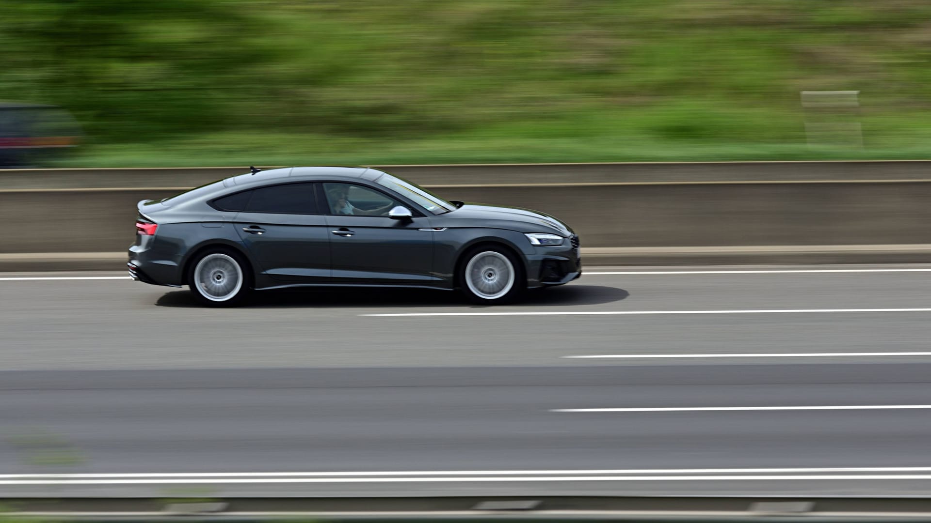 Audi rast auf der Autobahn (Symbolbild): Der 26-Jährige hat es nun mit Konsequenzen zu tun.