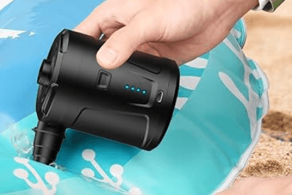 Elektrische Luftpumpe bläst Wasserspielzeug auf.
