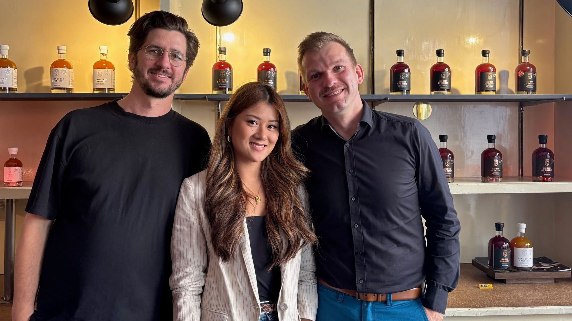 Drei der vier Gründer beim Tasting im Franz vom Fein: Christian Hiery (l.), Han Luu und Alex Gottschalk wollen das alkoholfreie Festival jährlich stattfinden lassen.