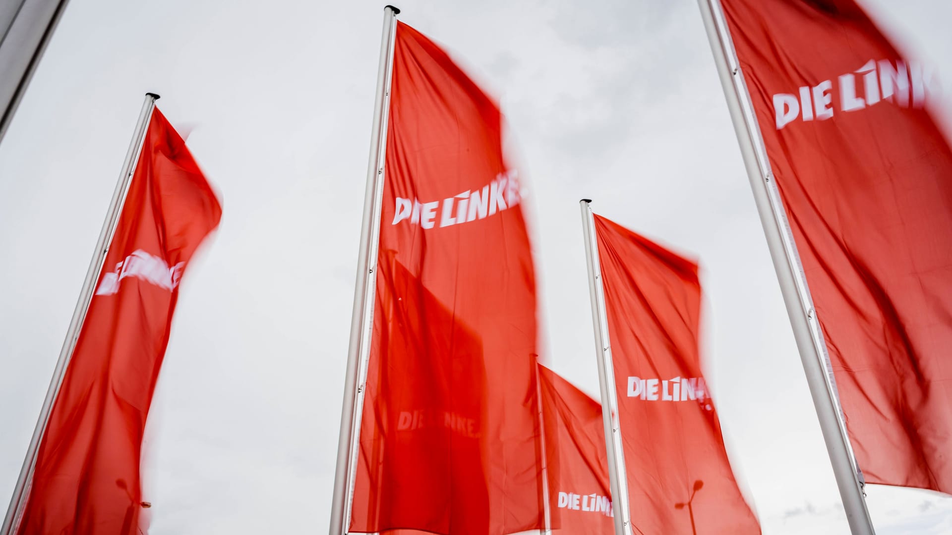 DIE LINKE - BUNDESPARTEITAG 2022 IN ERFURT 24/06/2022 - Erfurt: Der Bundesparteitag der Partei DIE LINKE in der Messe Erfurt am 24. Juni 2022. Die roten Fahnen mit dem Parteilogo wehen auf dem Messegelände.