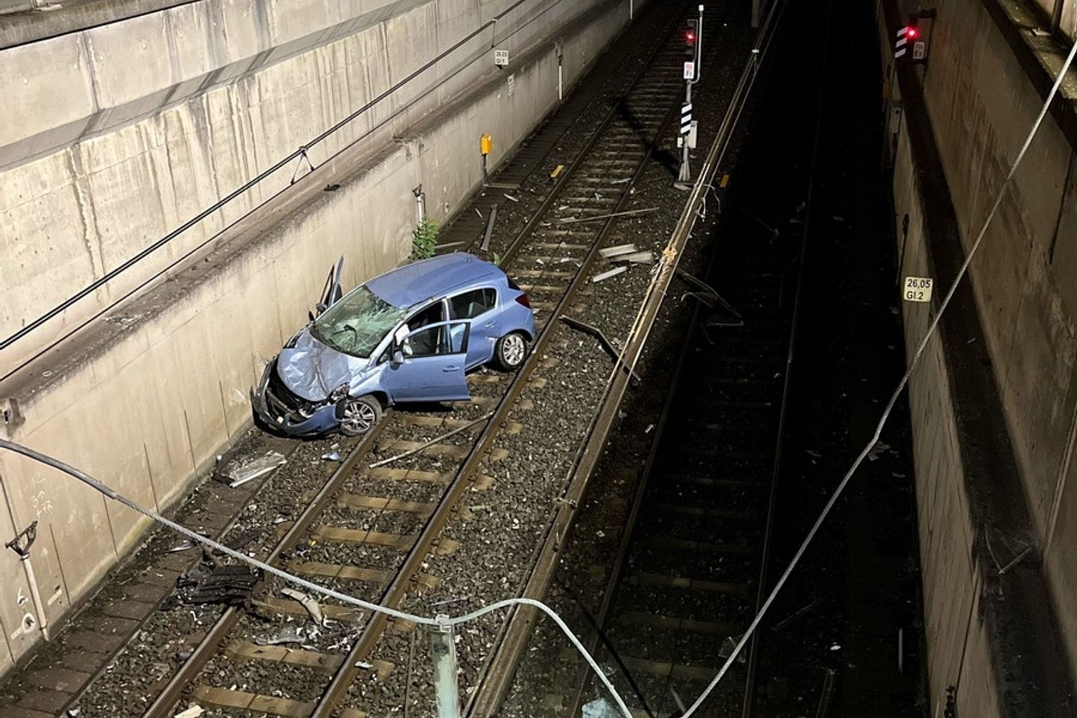 Autofahrer stürzt mit seinem Fahrzeug in U-Bahn-Schacht