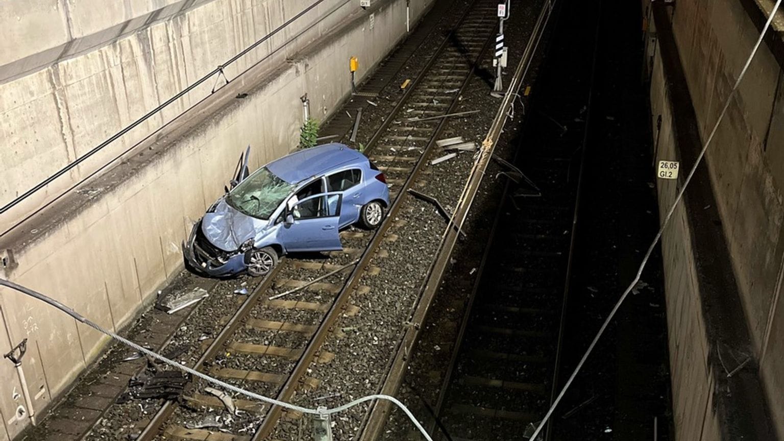Autofahrer stürzt mit seinem Fahrzeug in U-Bahn-Schacht